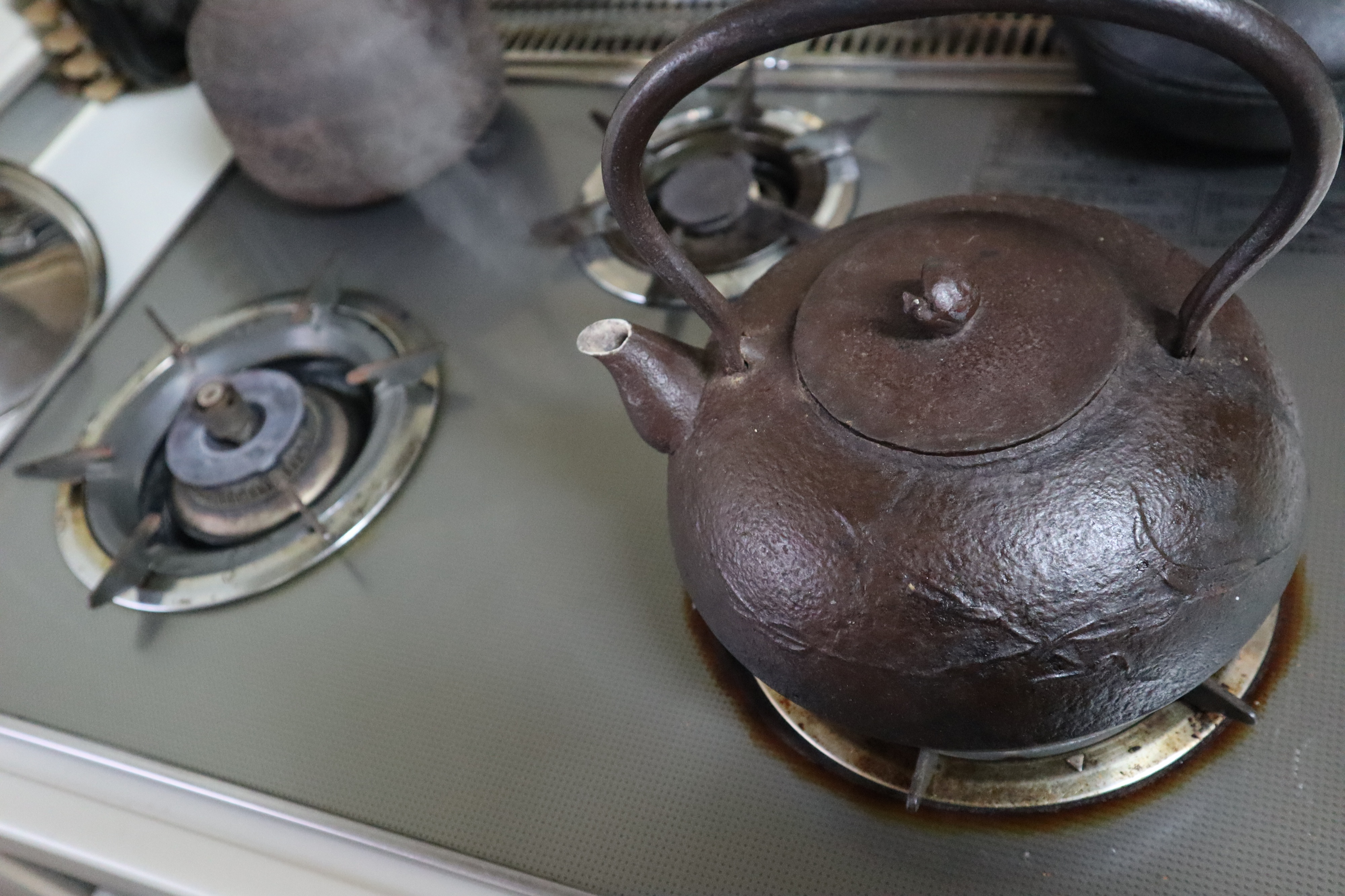 我が家の鉄瓶のある暮らしと使い方を紹介します。