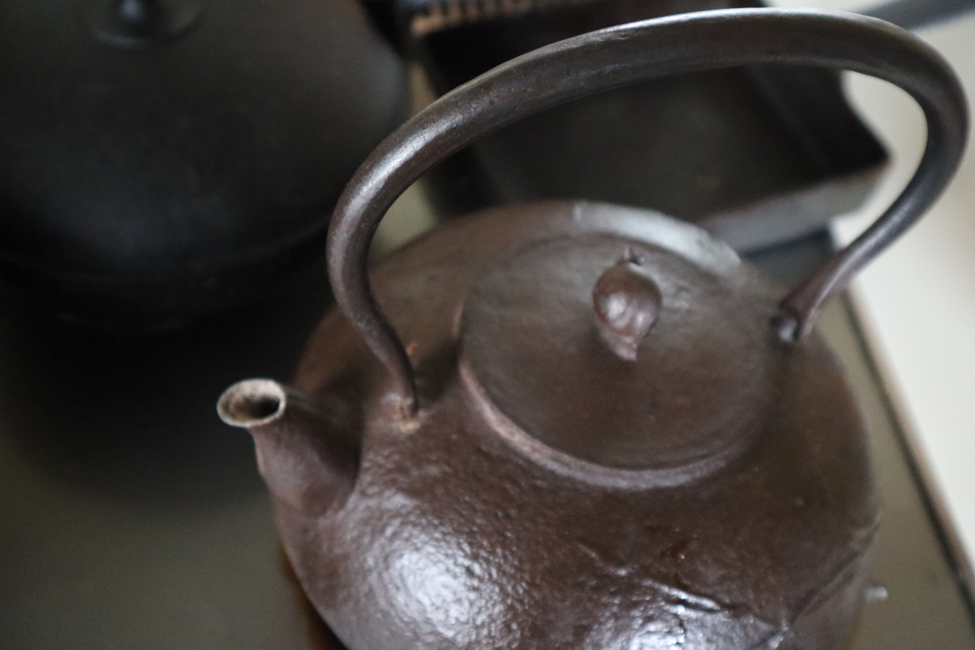 今日はもう春なのに肌寒い朝ですが、いつものように南部鉄器と鉄瓶で白湯を作り朝の食卓を彩る健康生活