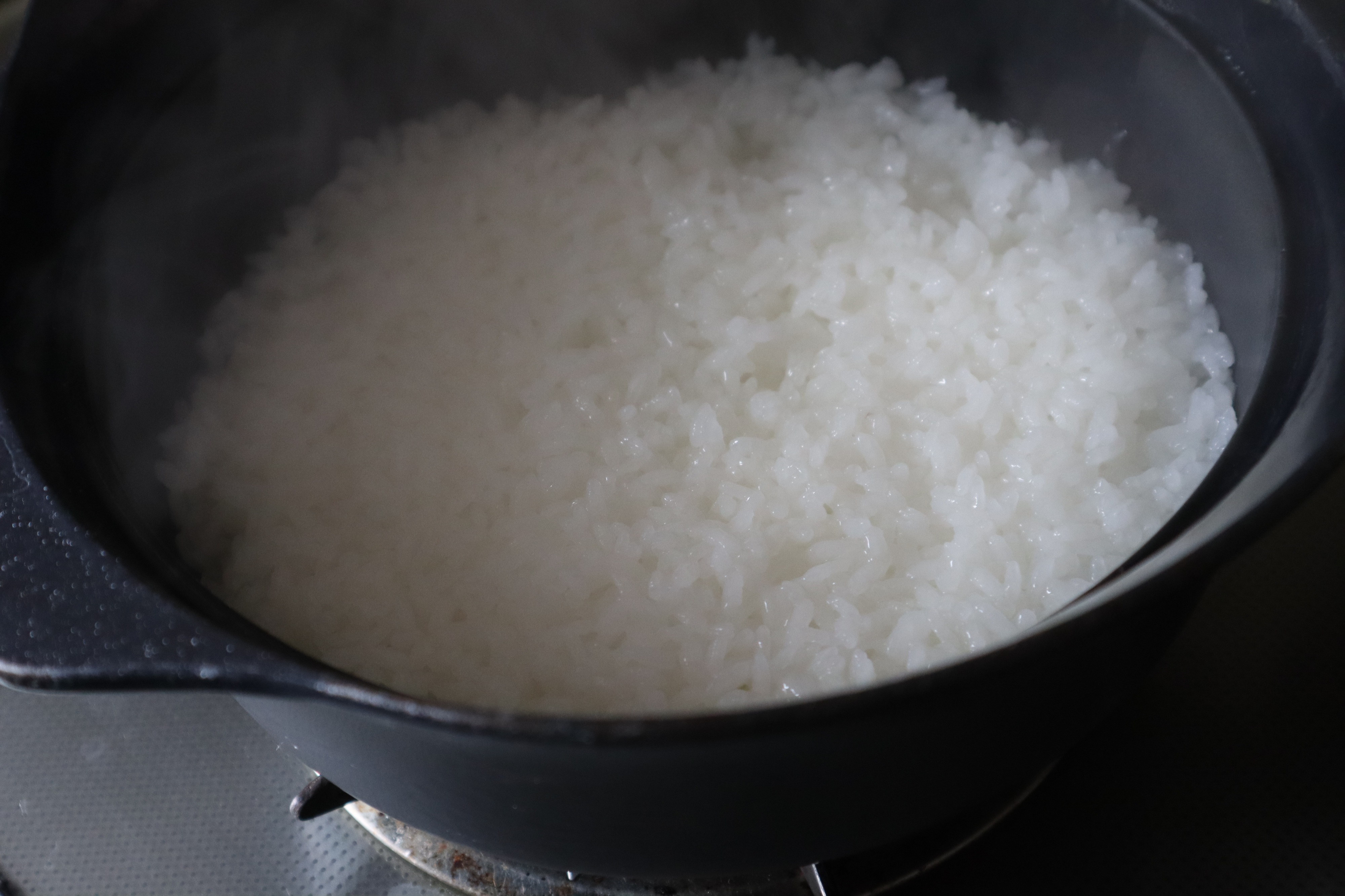 お米が高値ですが、鉄器でご飯を炊くと艶々に美味しく炊くことができます。