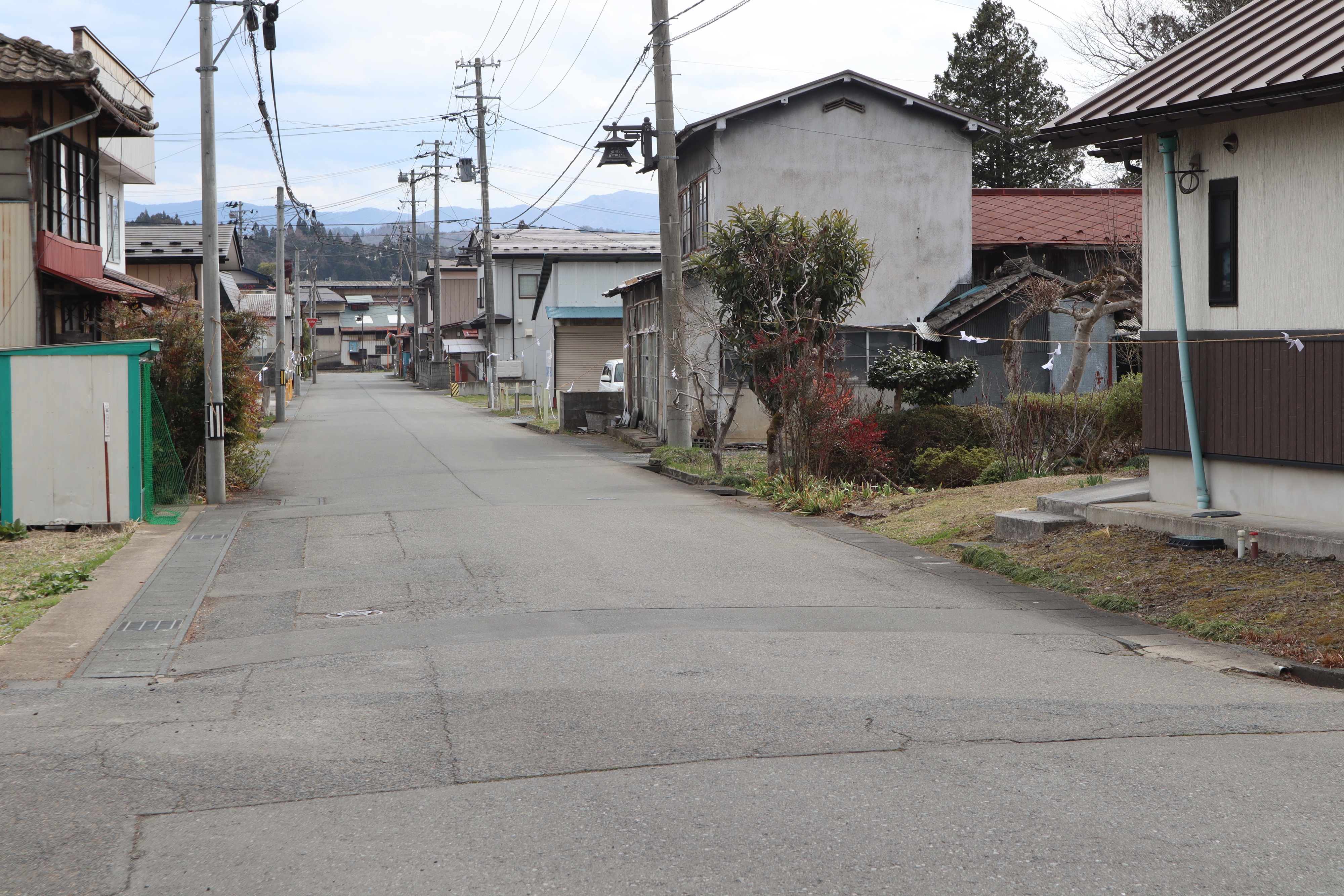 今日は南部鉄器のふるさと鋳物の街羽田町の火防祭で、御神輿が鋳物の工場をまわります。