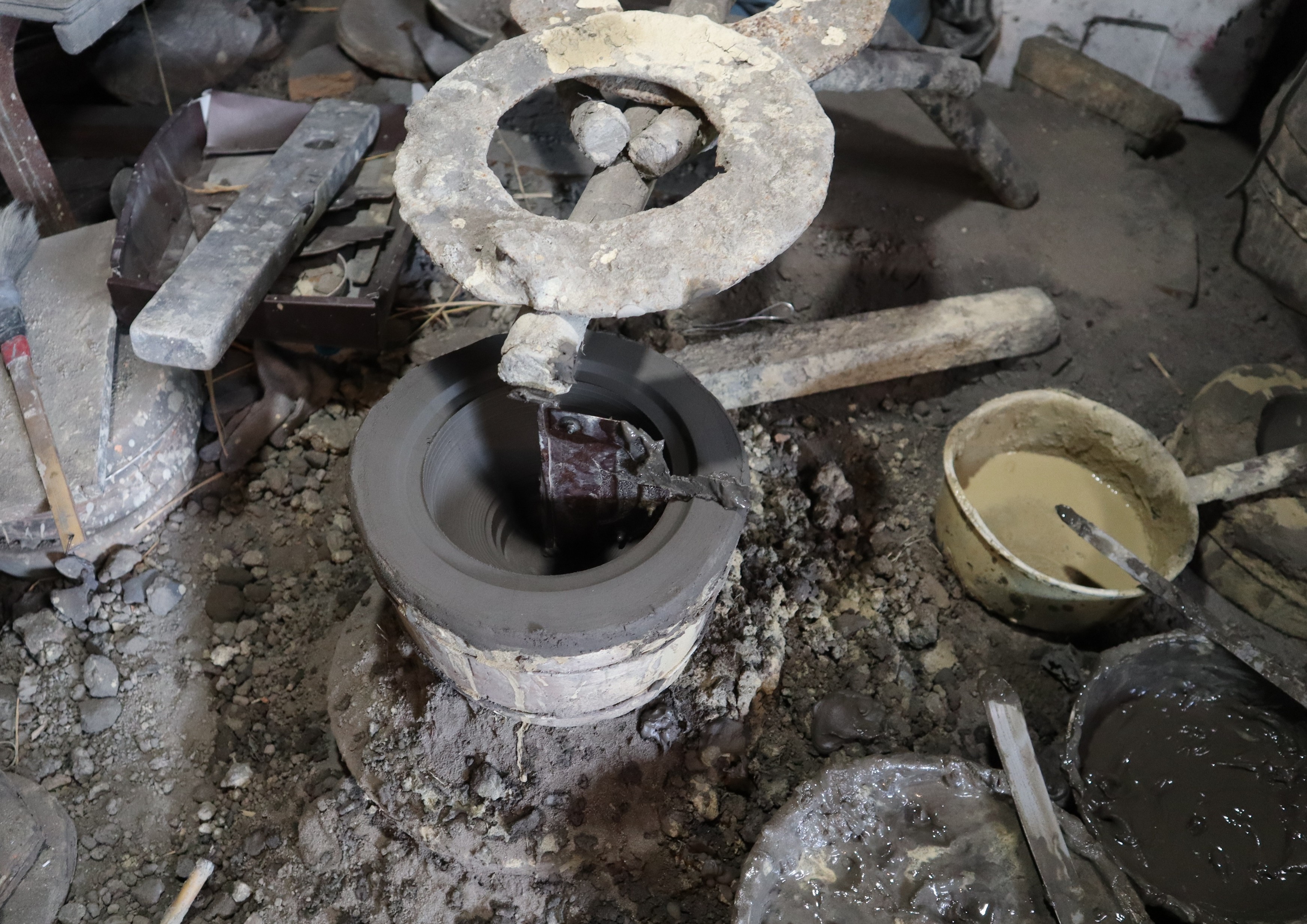 今日の及鉄鋳造所宝鉄堂の作業は鉄瓶の焼型の鋳型を挽いていました