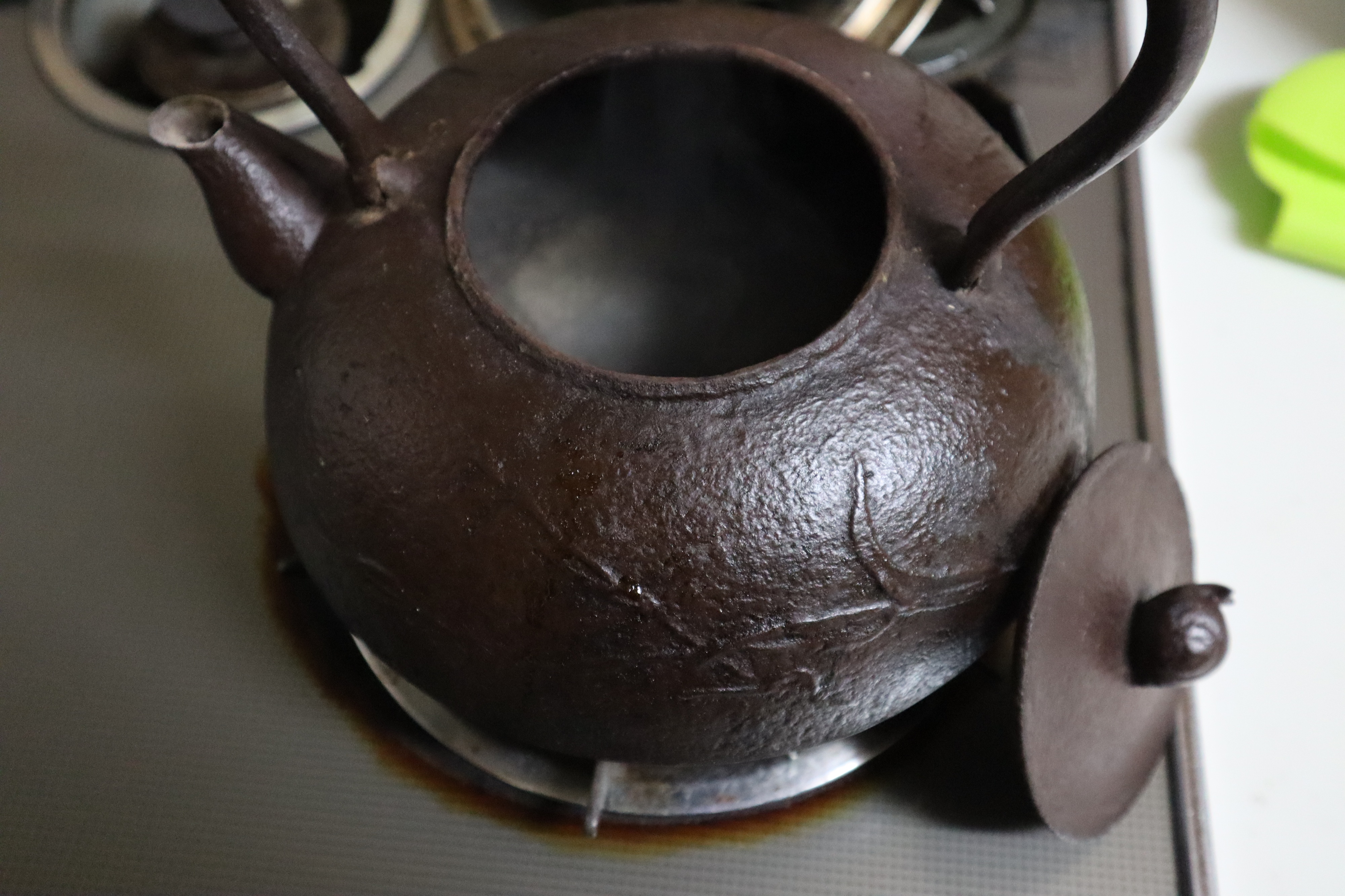 鉄瓶を使う時赤錆が気になりますが、使い終わったら中の水分を無くして使い続ければ錆に強い鉄瓶に育ちます