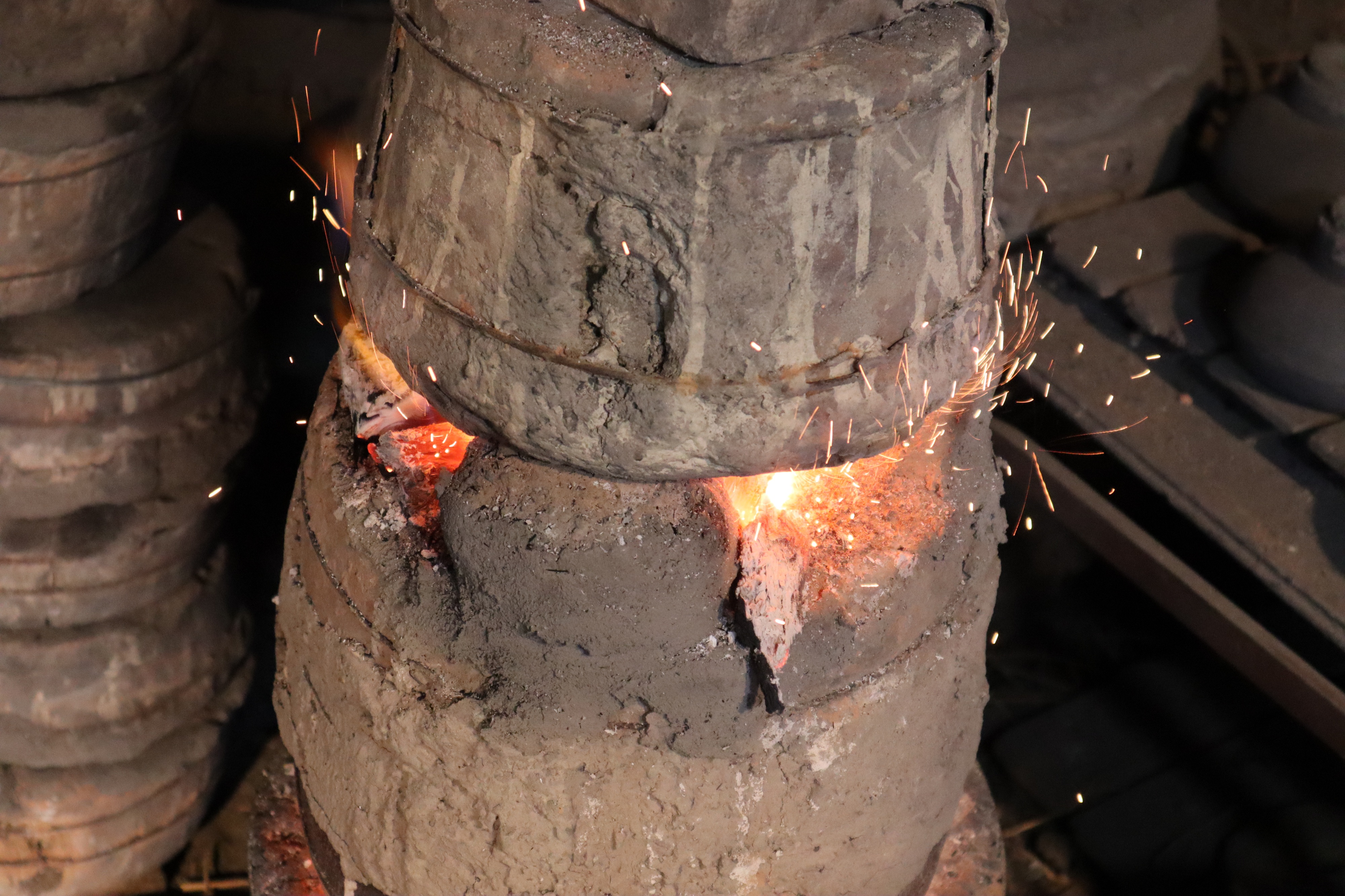 南部鉄瓶の伝統的製法の焼型は800～900度位の温度で鋳型を焼きます。