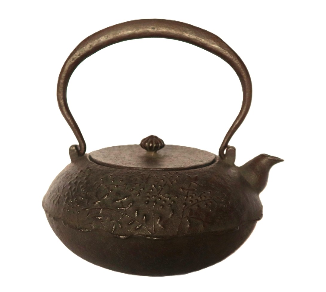 及鉄鋳造所宝鉄堂の新作、掻羽南天鉄瓶はOITETSUだけの特別な鉄瓶です。