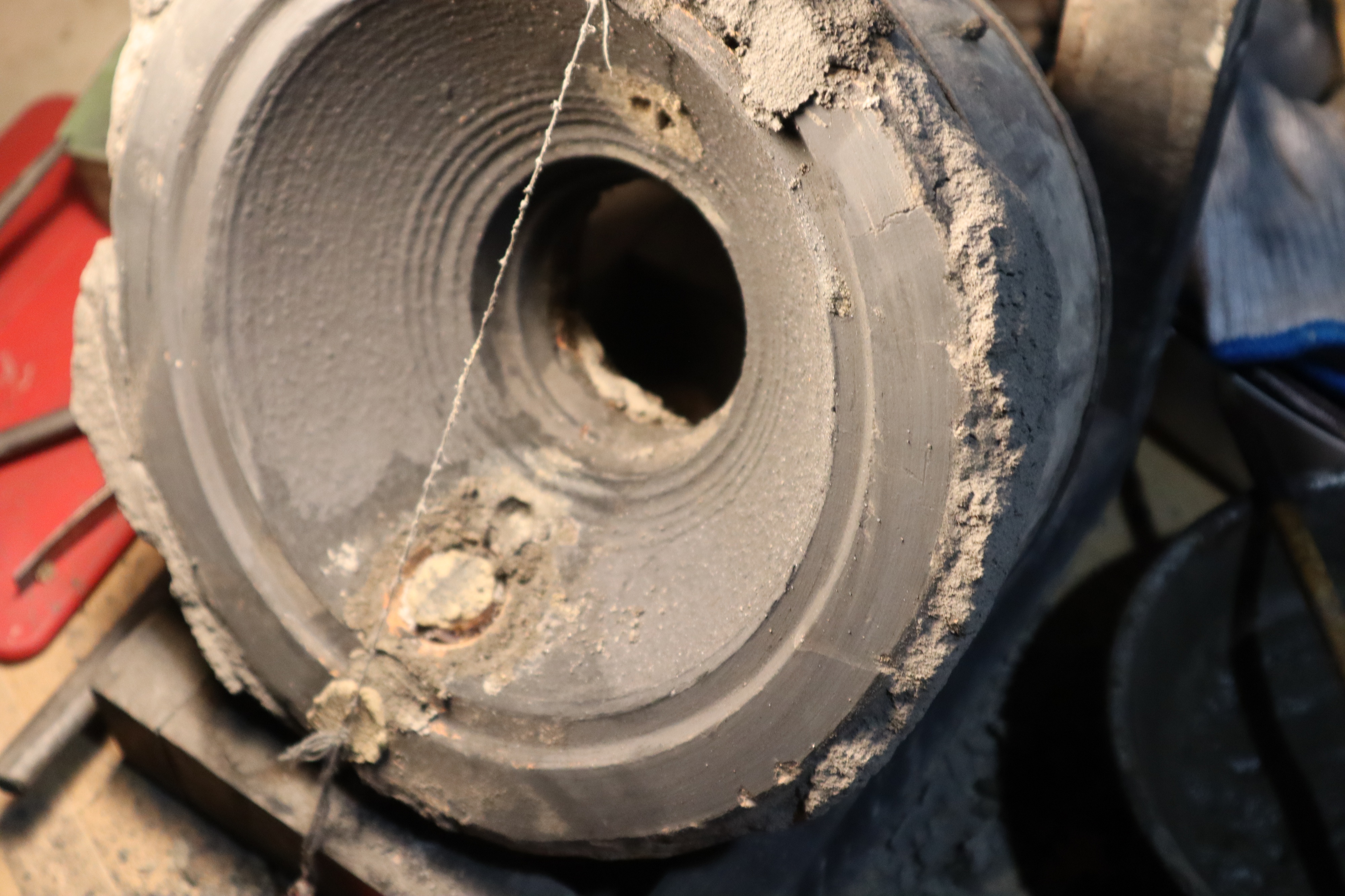 南部鉄瓶の焼型は鋳型を補修してまた鉄瓶を作ります。