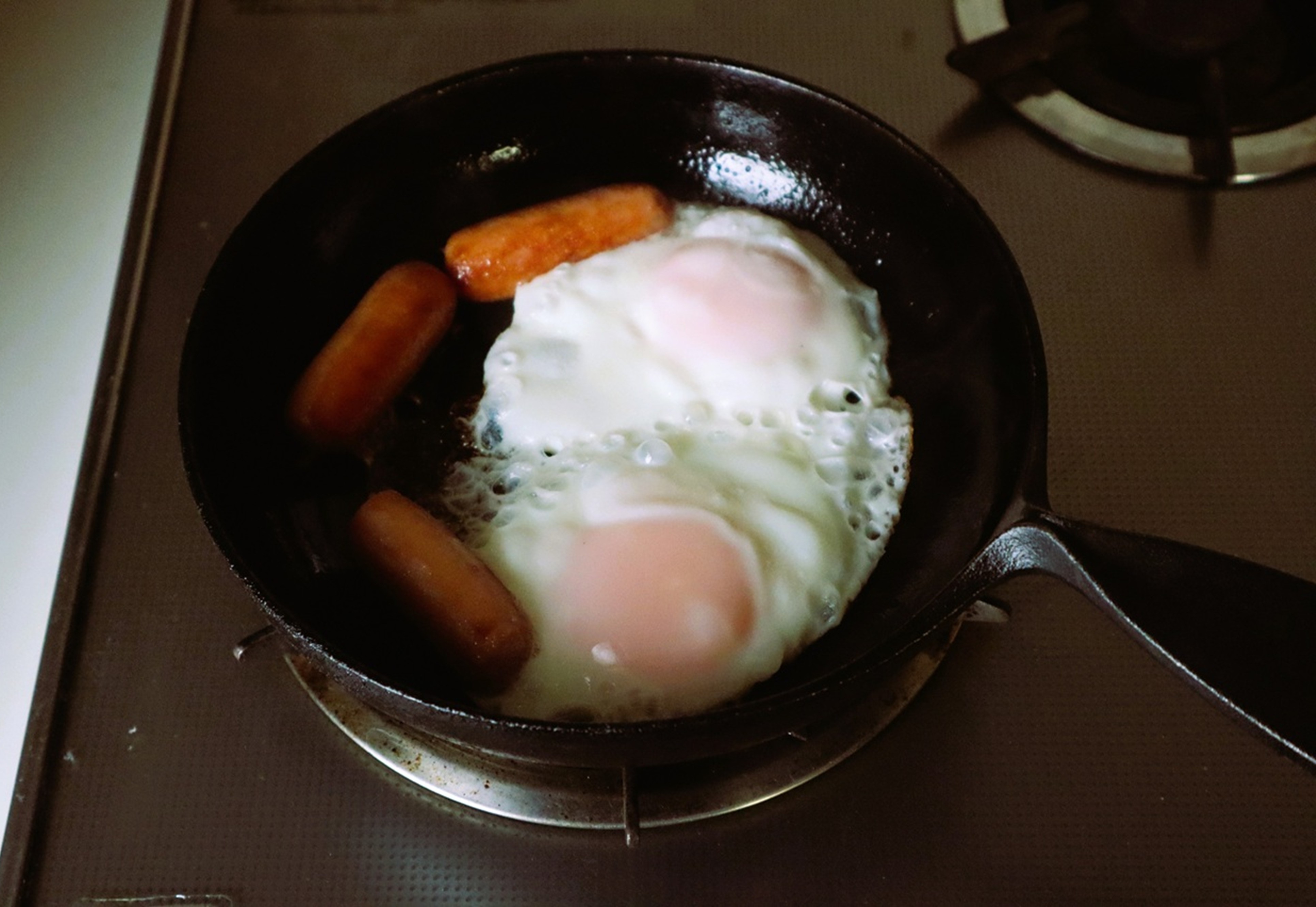 今日の朝食は南部鉄器でウインナーを焼き、卵で目玉焼き