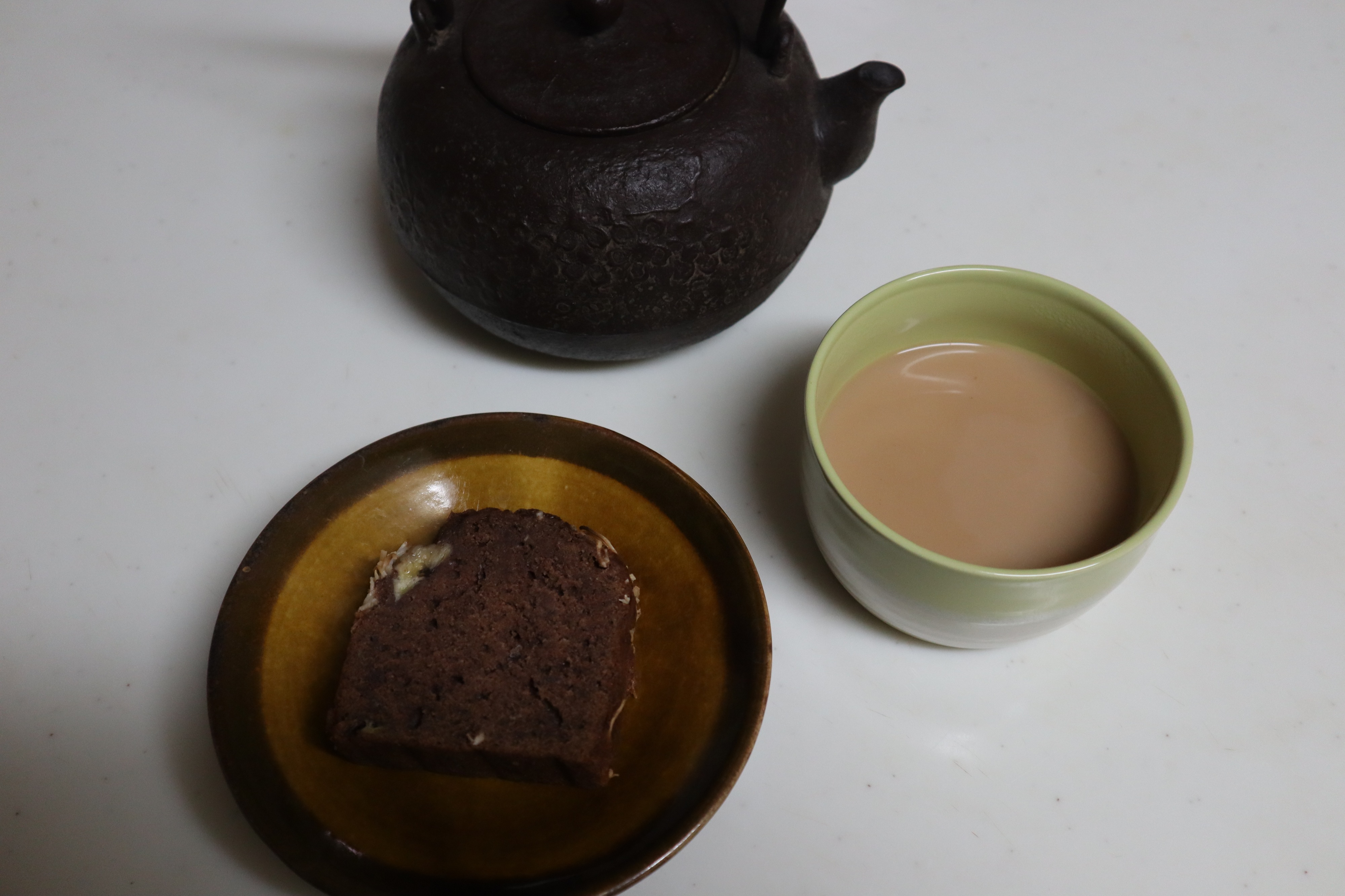 朝に手瓶の沸かしたお湯でミルクティーを作り少し贅沢な朝のティータイム
