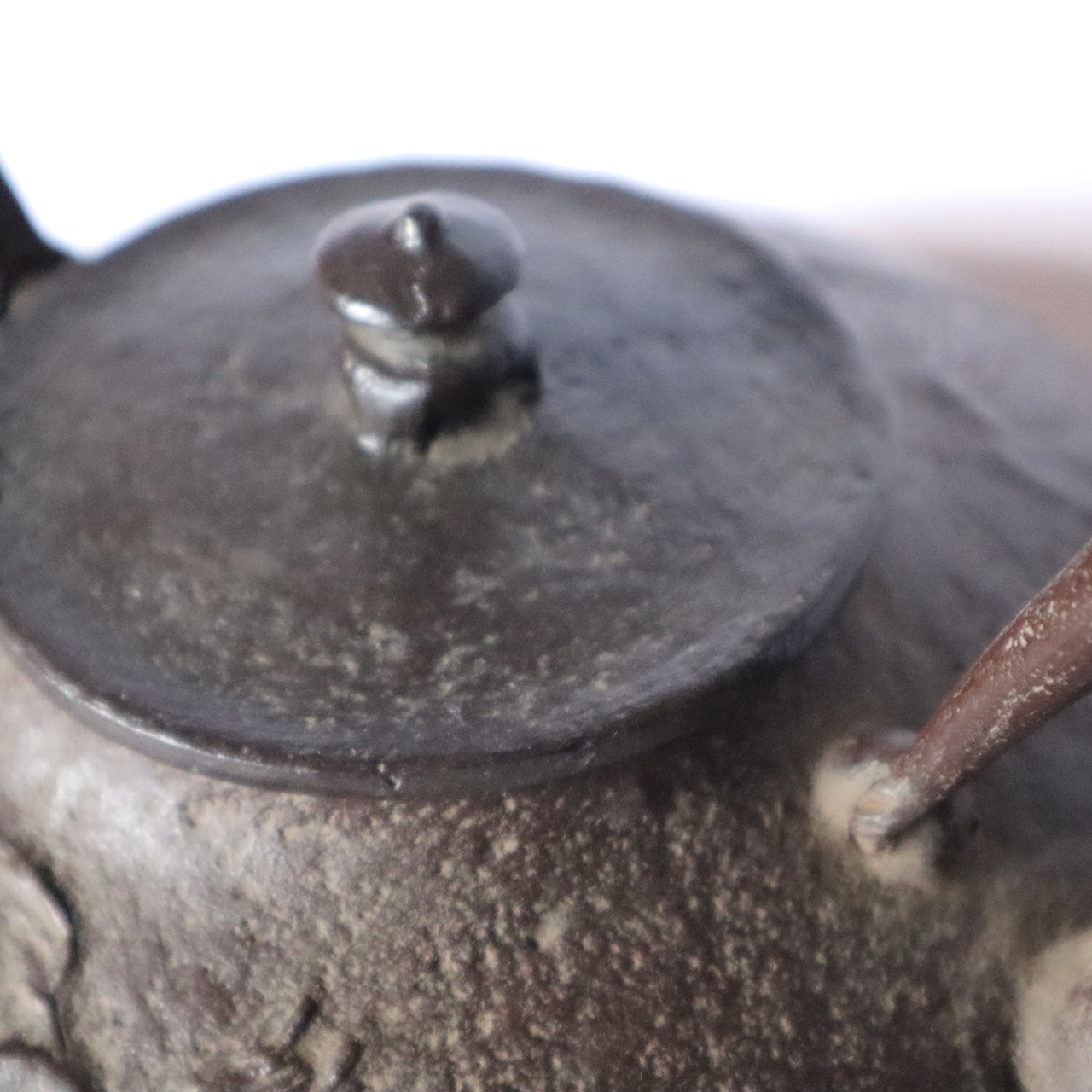 手作りで作られる焼型鉄瓶と機械で作られるな生型鉄瓶の見分け方