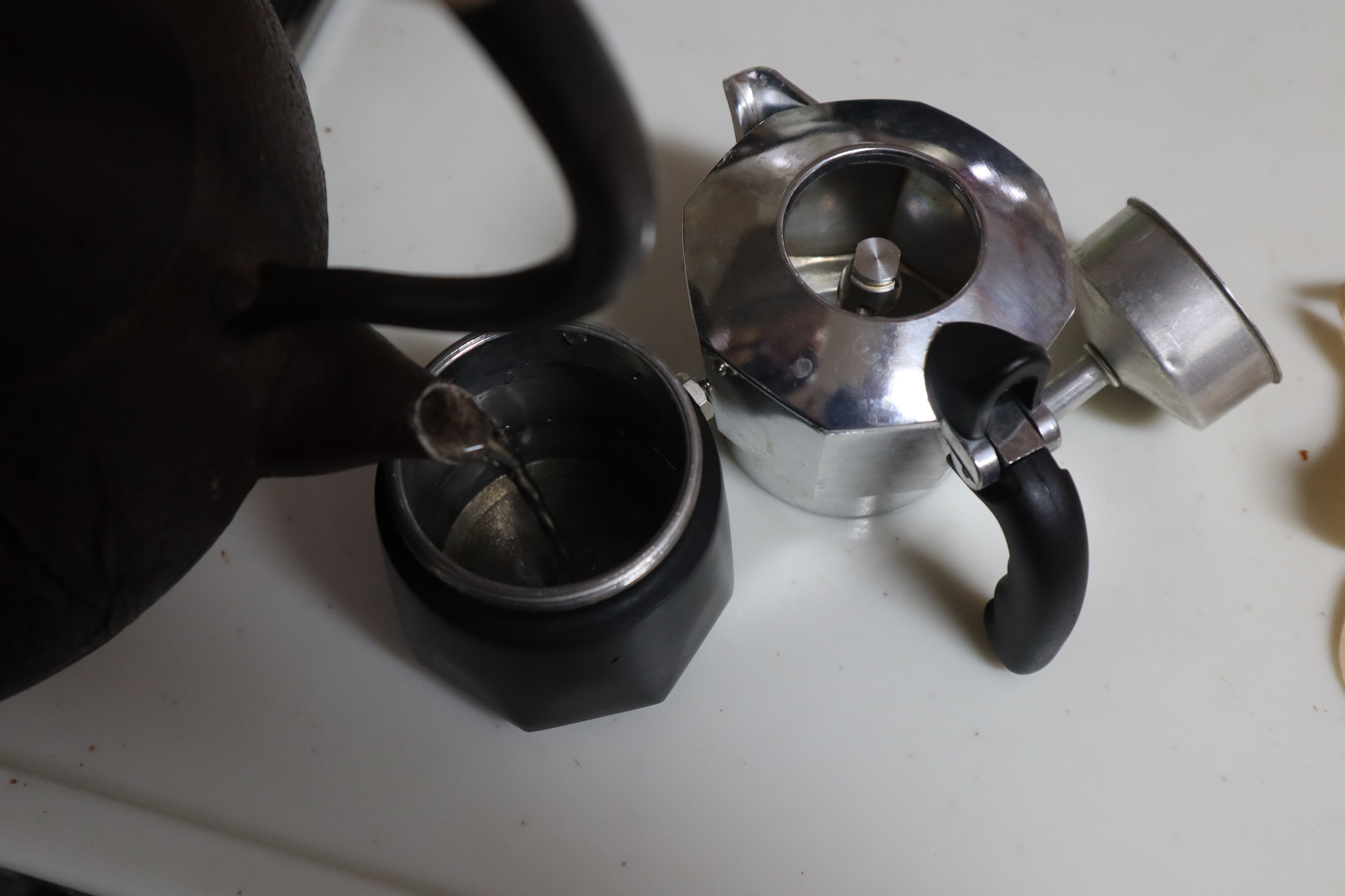 休日は鉄瓶で沸かしたお湯で珈琲を淹れます。