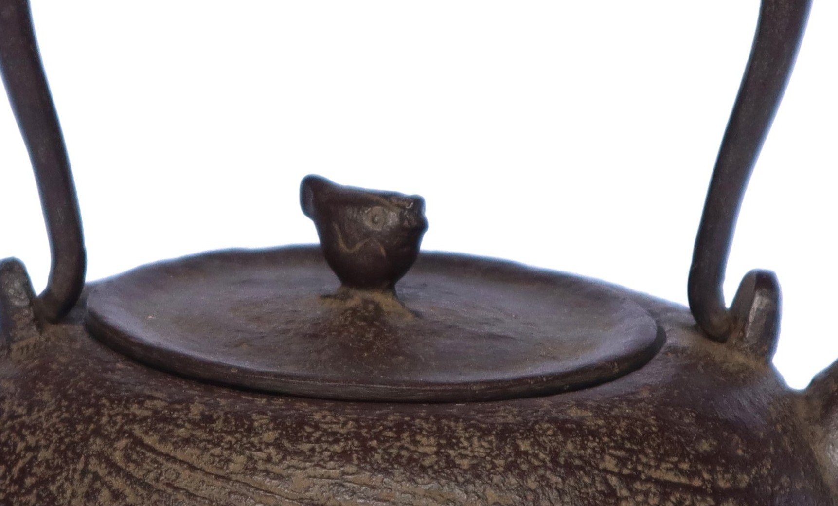 及鉄鋳造所宝鉄堂の鉄瓶の蓋の摘みは、粘土で様々な形を作る事が出来て個性豊かな鉄瓶があります。