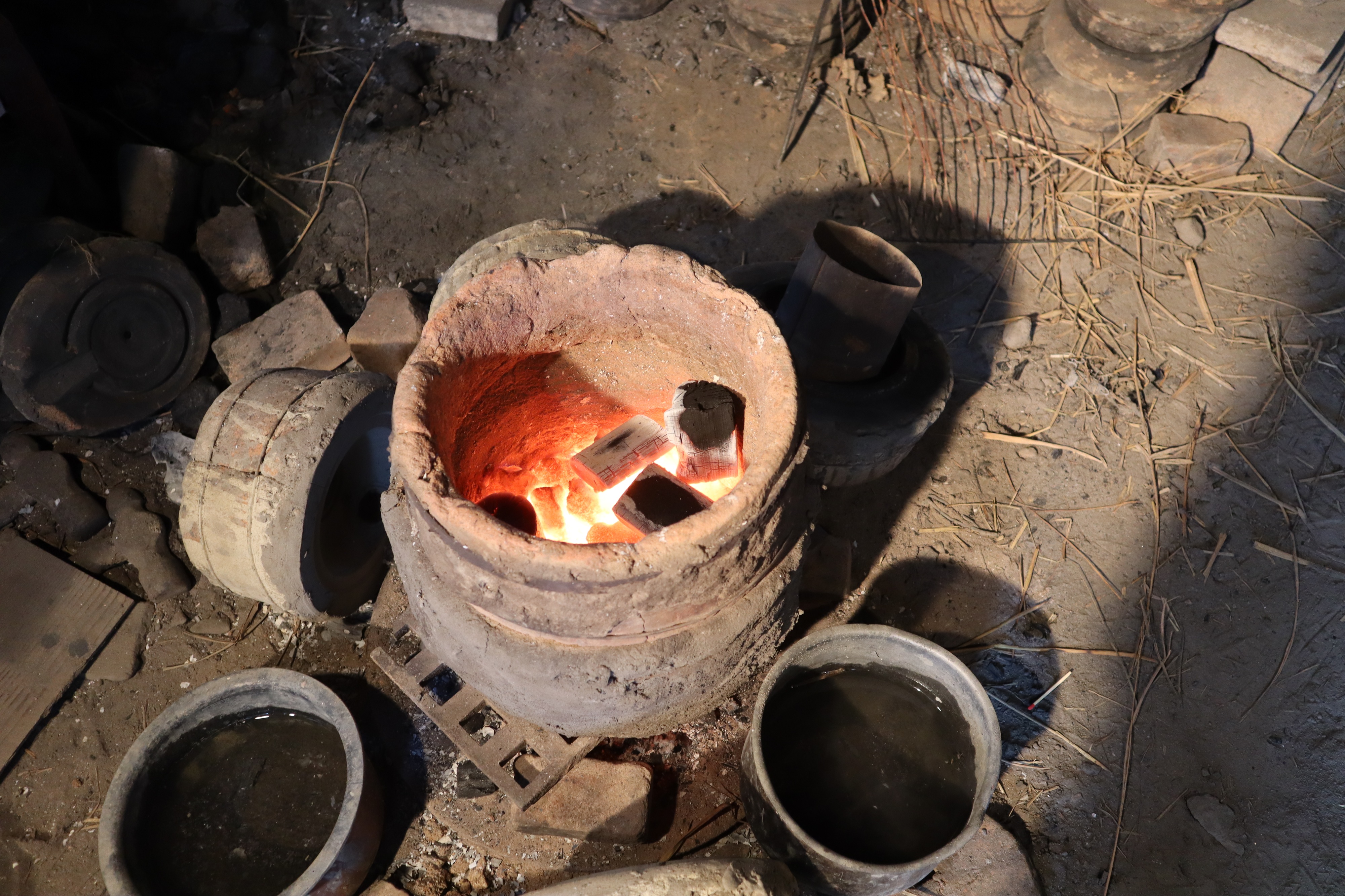 今日の及鉄鋳造所宝鉄堂の南部鉄瓶を作る作業風景を紹介します。