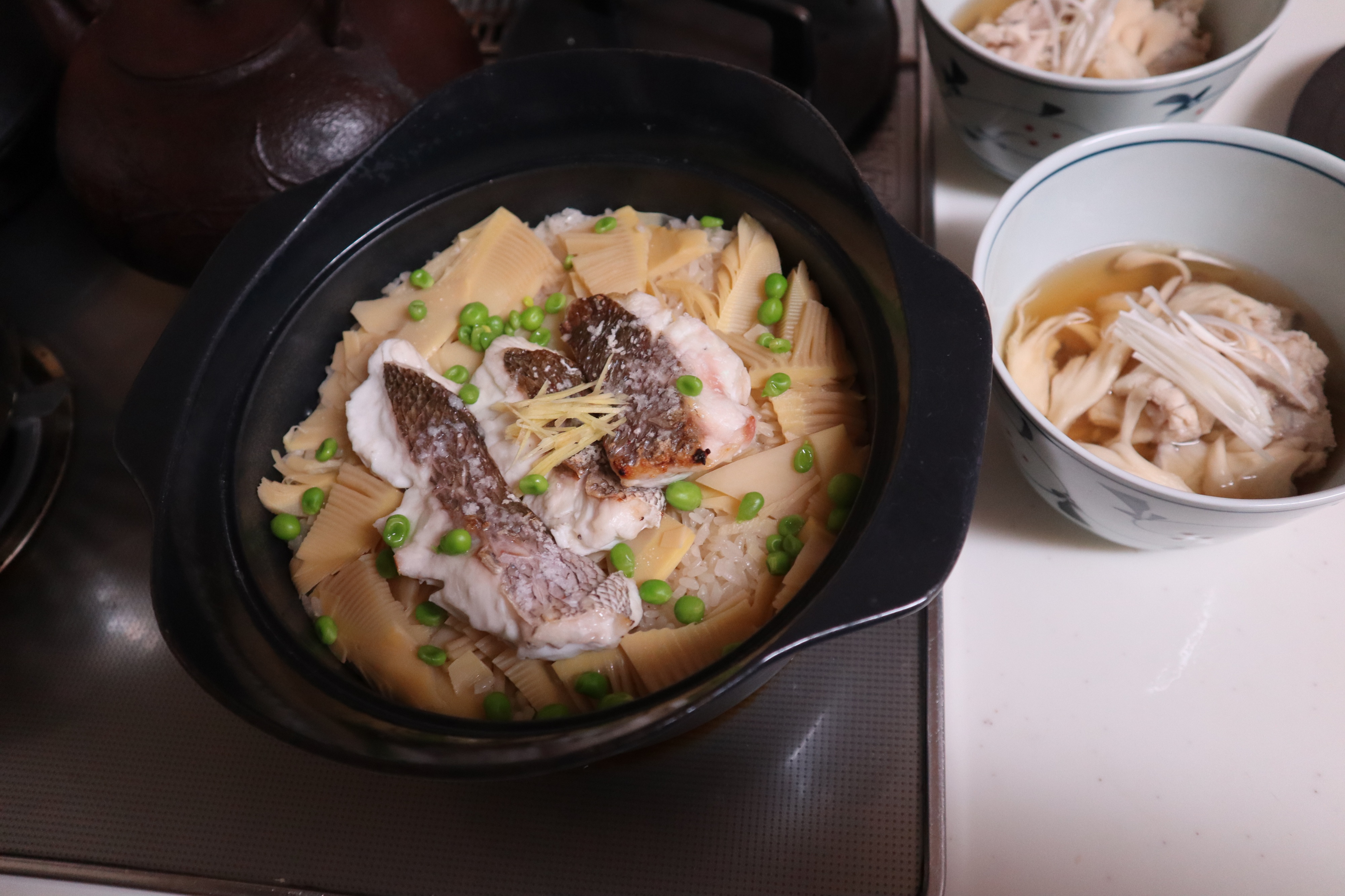 旬の食材と釣りたての鯛を南部鉄器製の鉄鍋で炊き込みご飯を作りました。