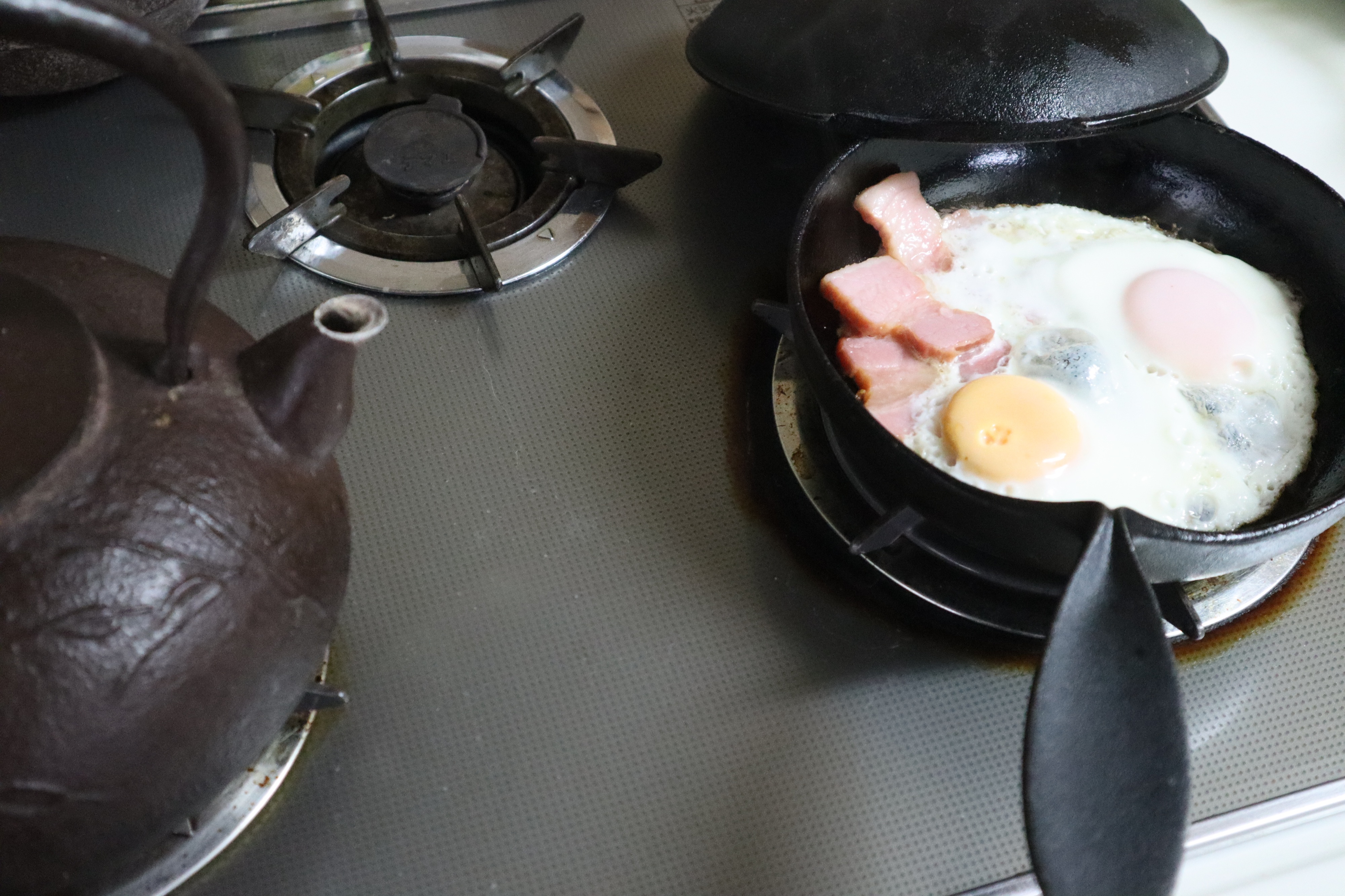 もう3月も終わりそうですが、今日の朝は肌寒く我が家の朝は鉄瓶でお湯を沸かしてほっこりです。