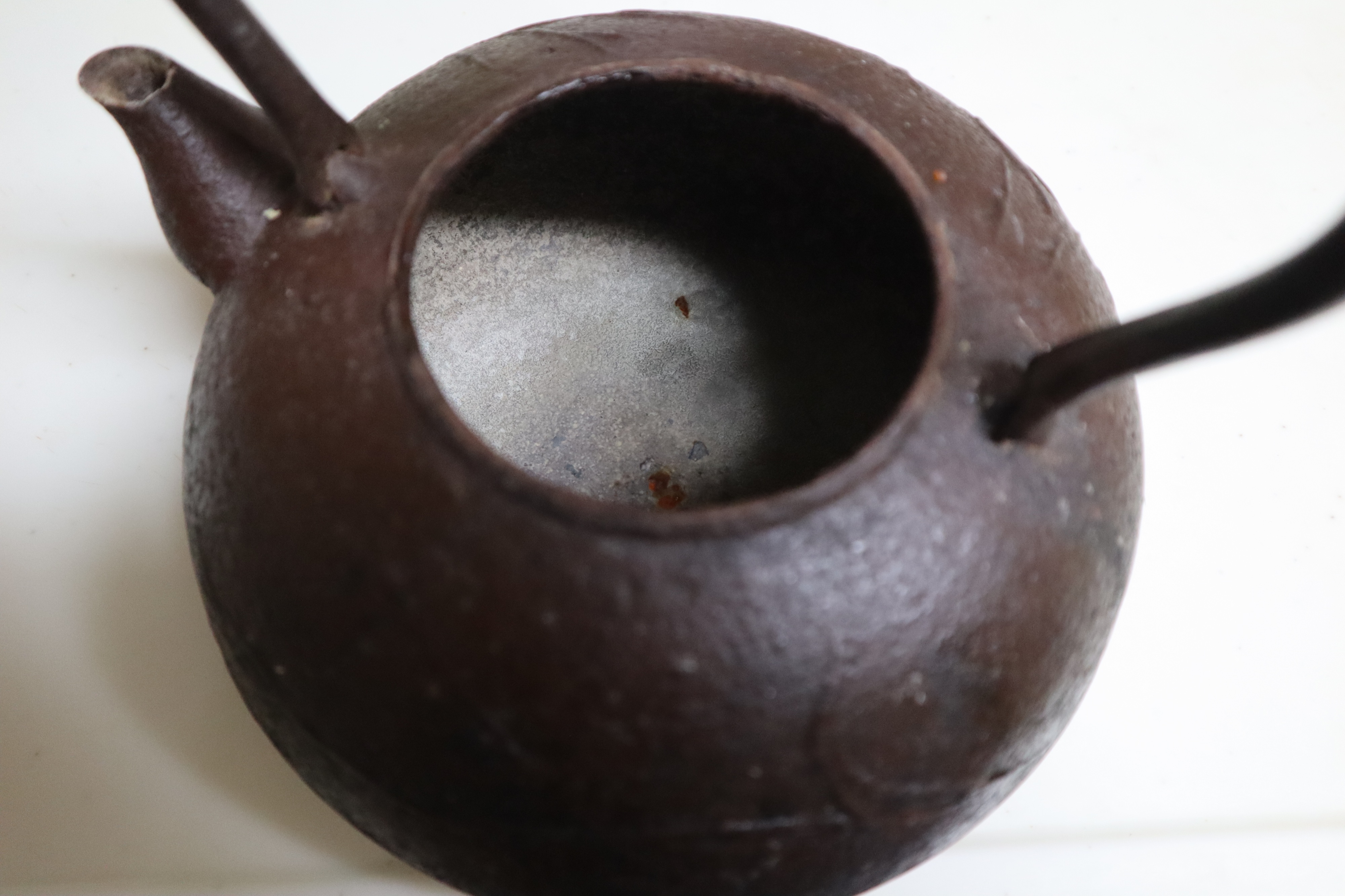 鉄瓶の使い方は使った後に忘れずに水気を無くすことで一年経つと水垢が育ってきます