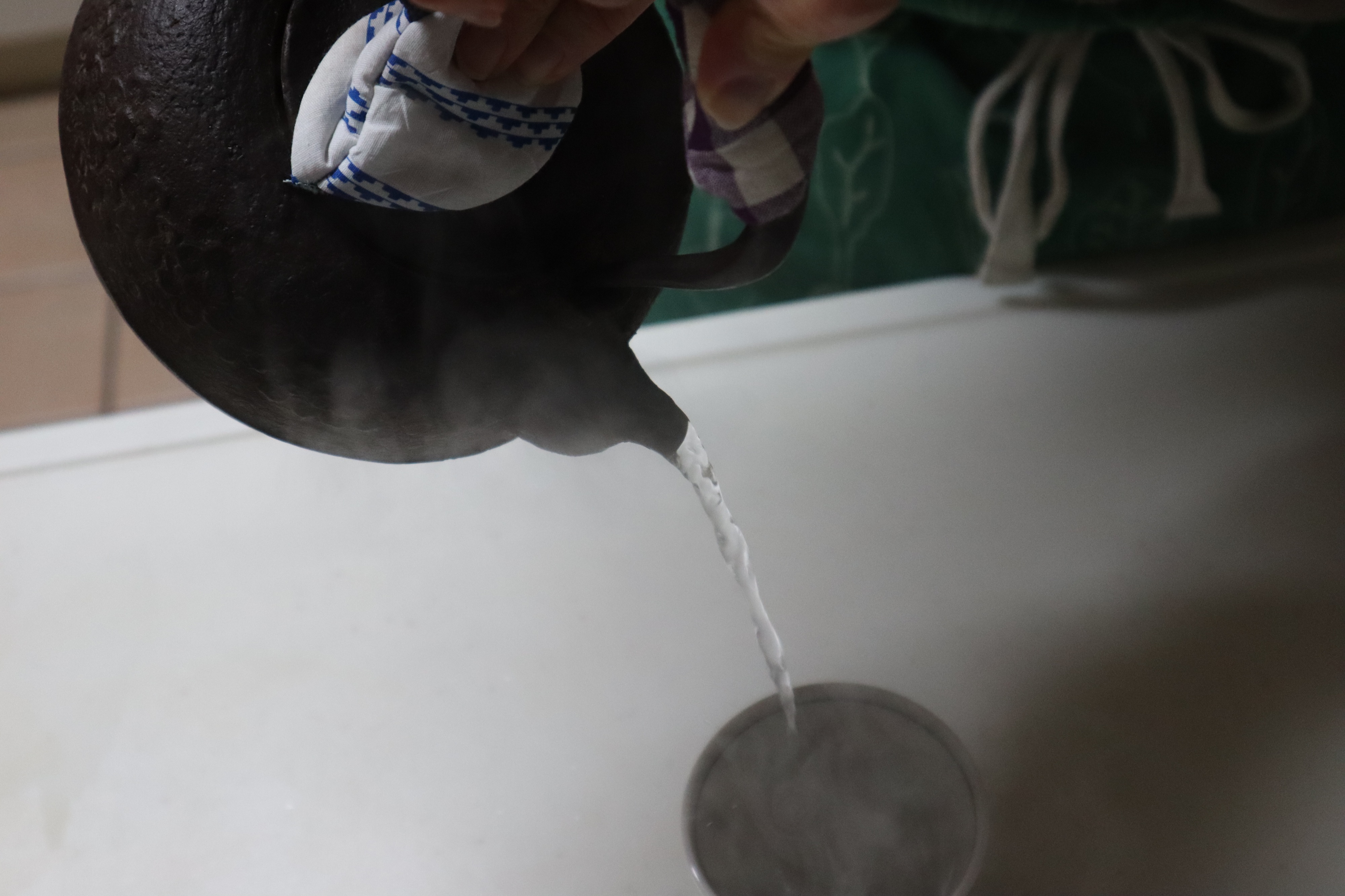 鉄瓶で白湯を注ぐ時鉄瓶帽子があれば、蓋の摘みが熱く無く注げます