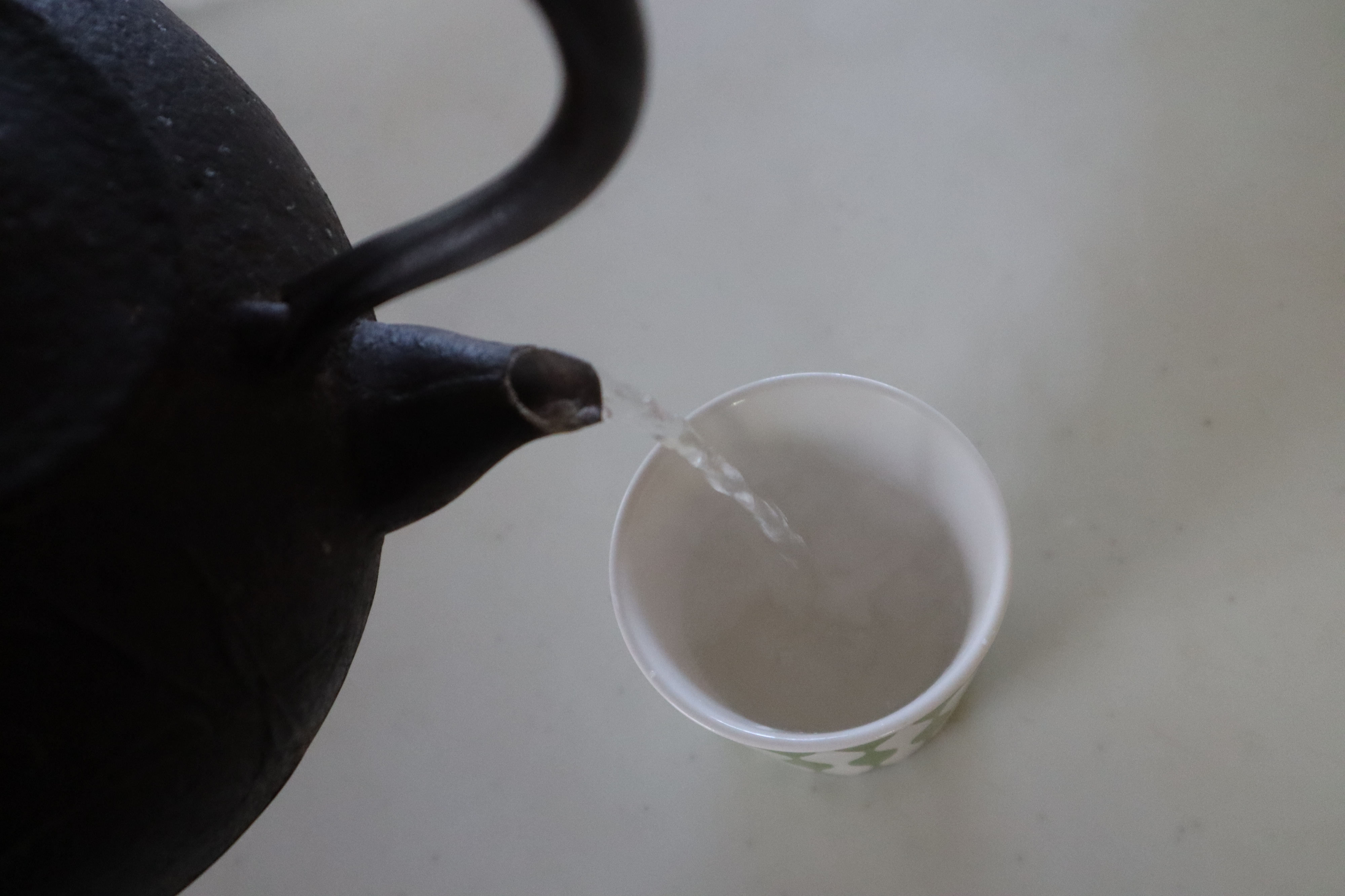 静かな朝に鉄瓶でお湯を沸かして白湯を作ると良い音が響きます