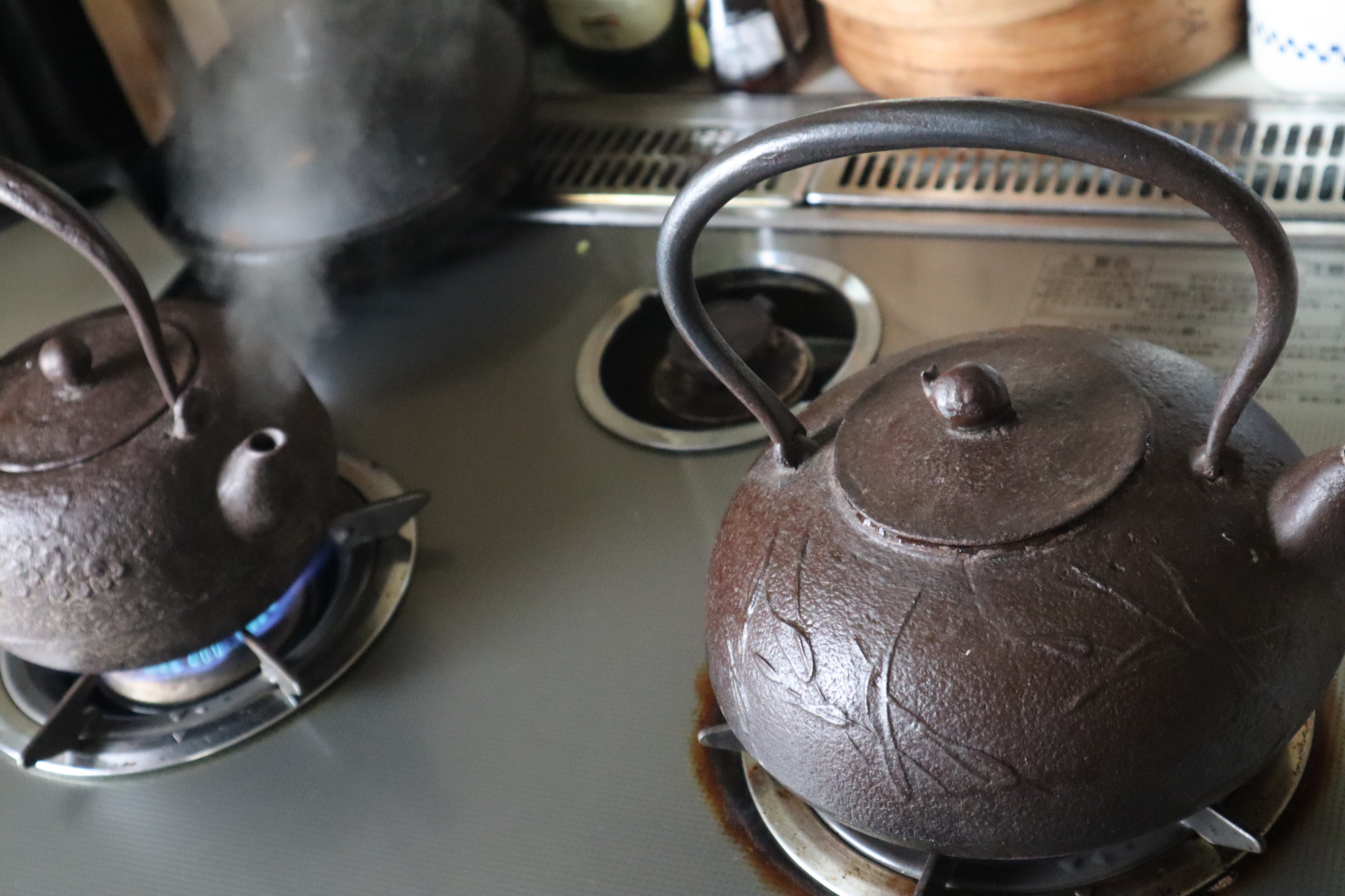 二つの鉄瓶でお湯を沸かして白湯を作り味を飲み比べました