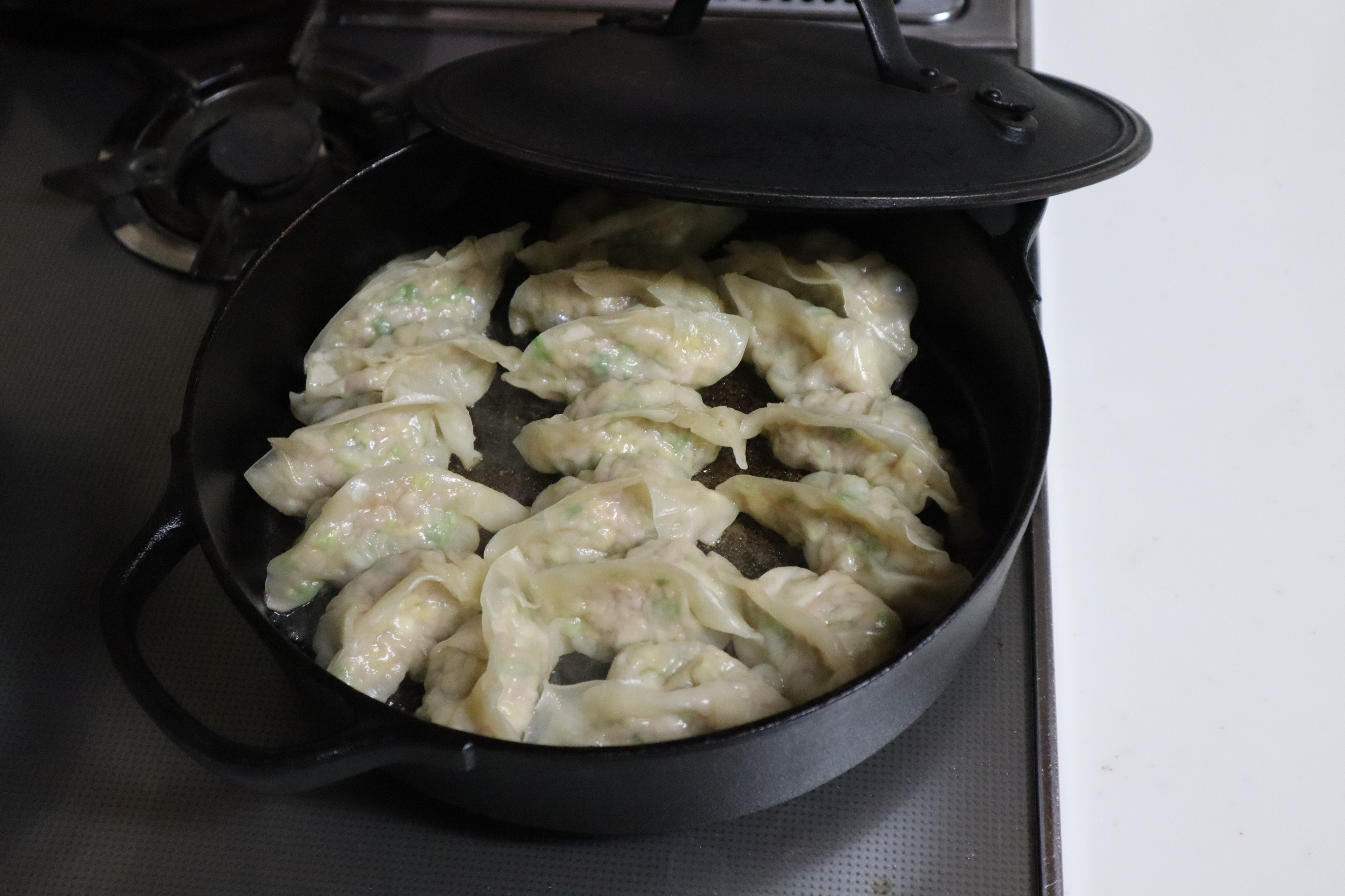 南部鉄器の鉄鍋で焼く餃子は良い色に焼き上がり美味しいです