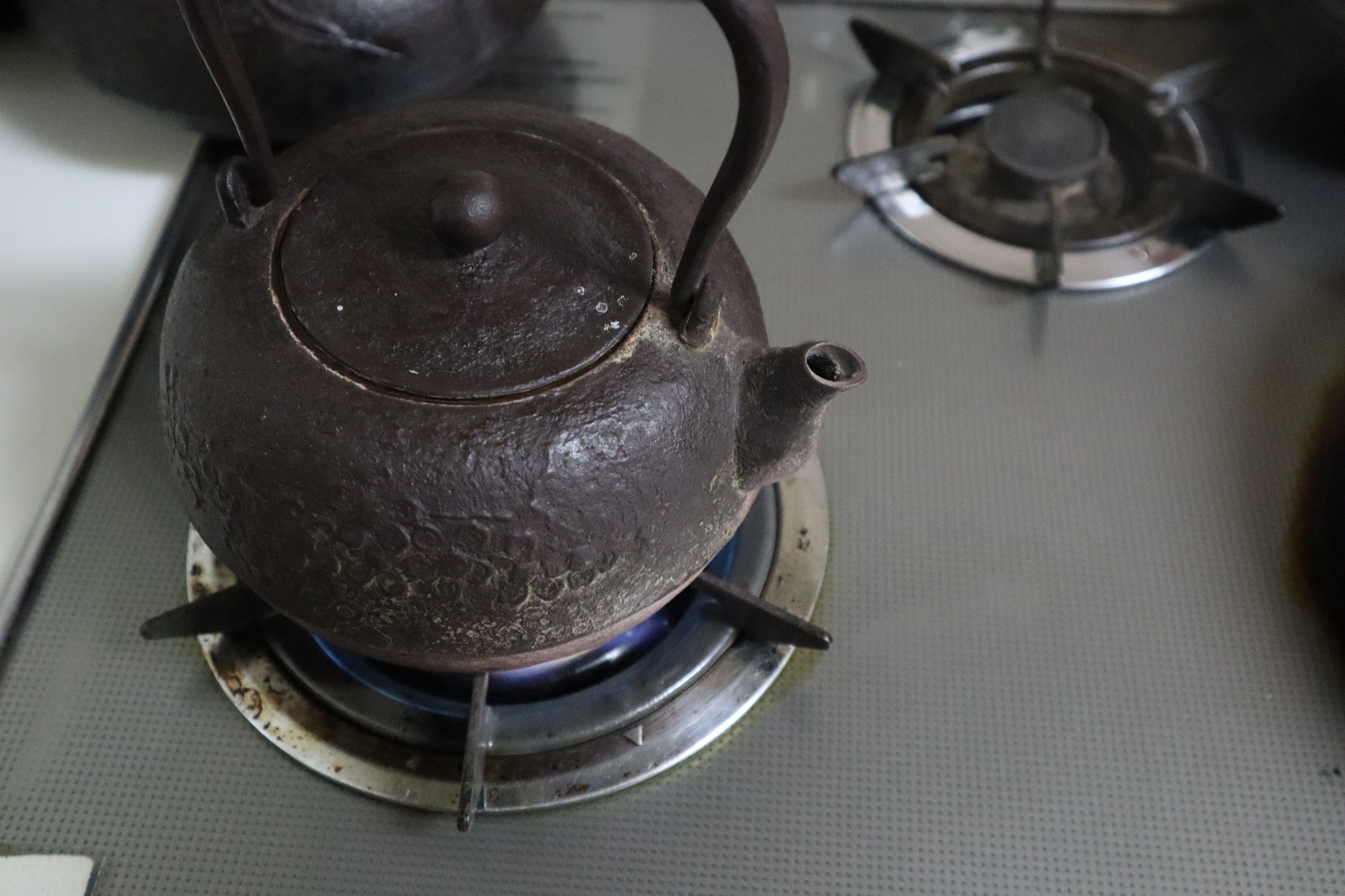 朝の白湯もいいですが、夜の鉄瓶で作る白湯もいいものです