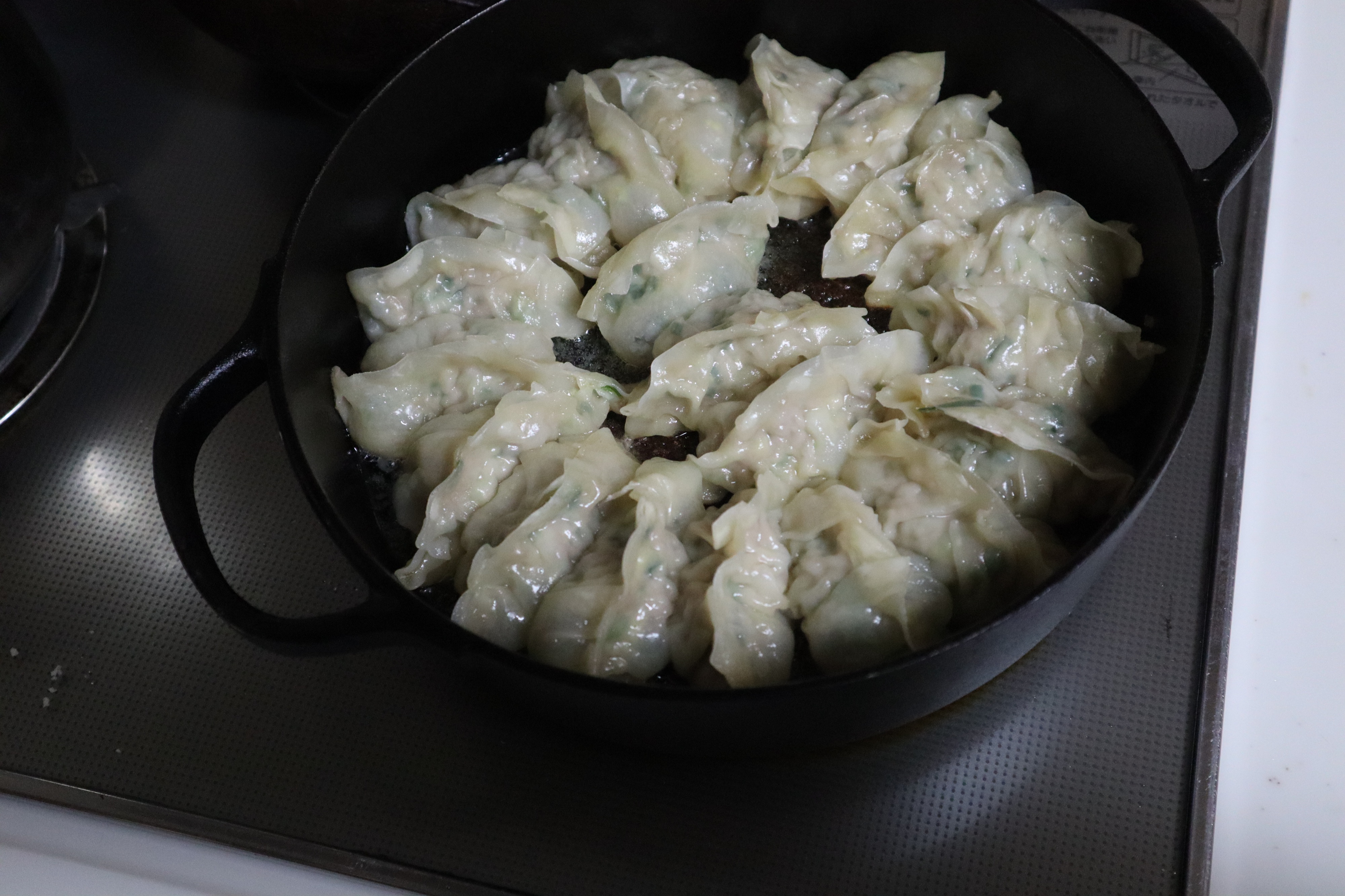 南部鉄器で餃子を焼くと鉄鍋の魅力が分かります。