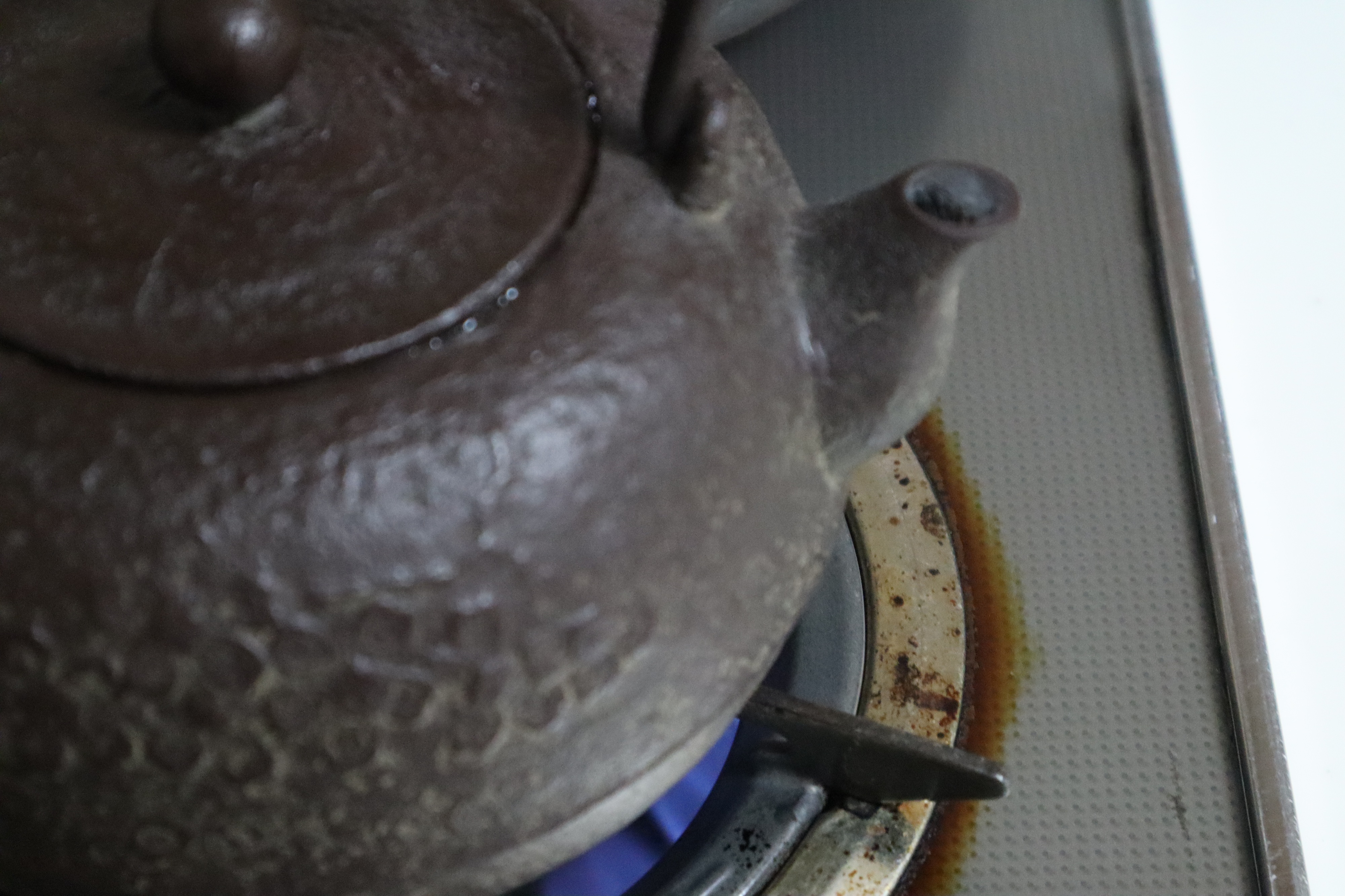 鉄瓶で沸かしたお湯はまろやかな味で、白湯もお茶も美味しいですがデメリットもあります。