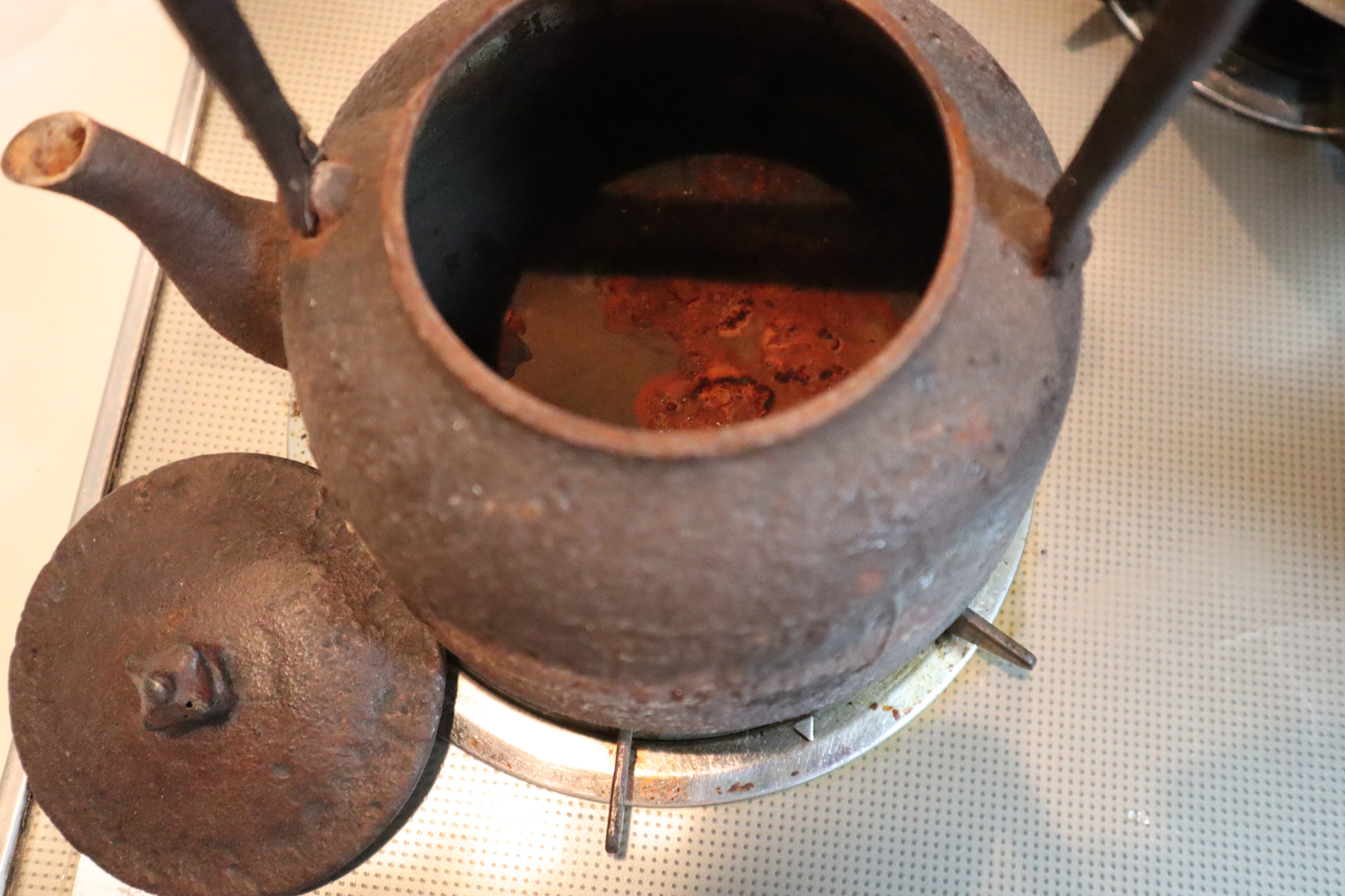 鉄瓶の中に出来た赤錆を出来たらお茶を煮出して赤錆を取ってみました。