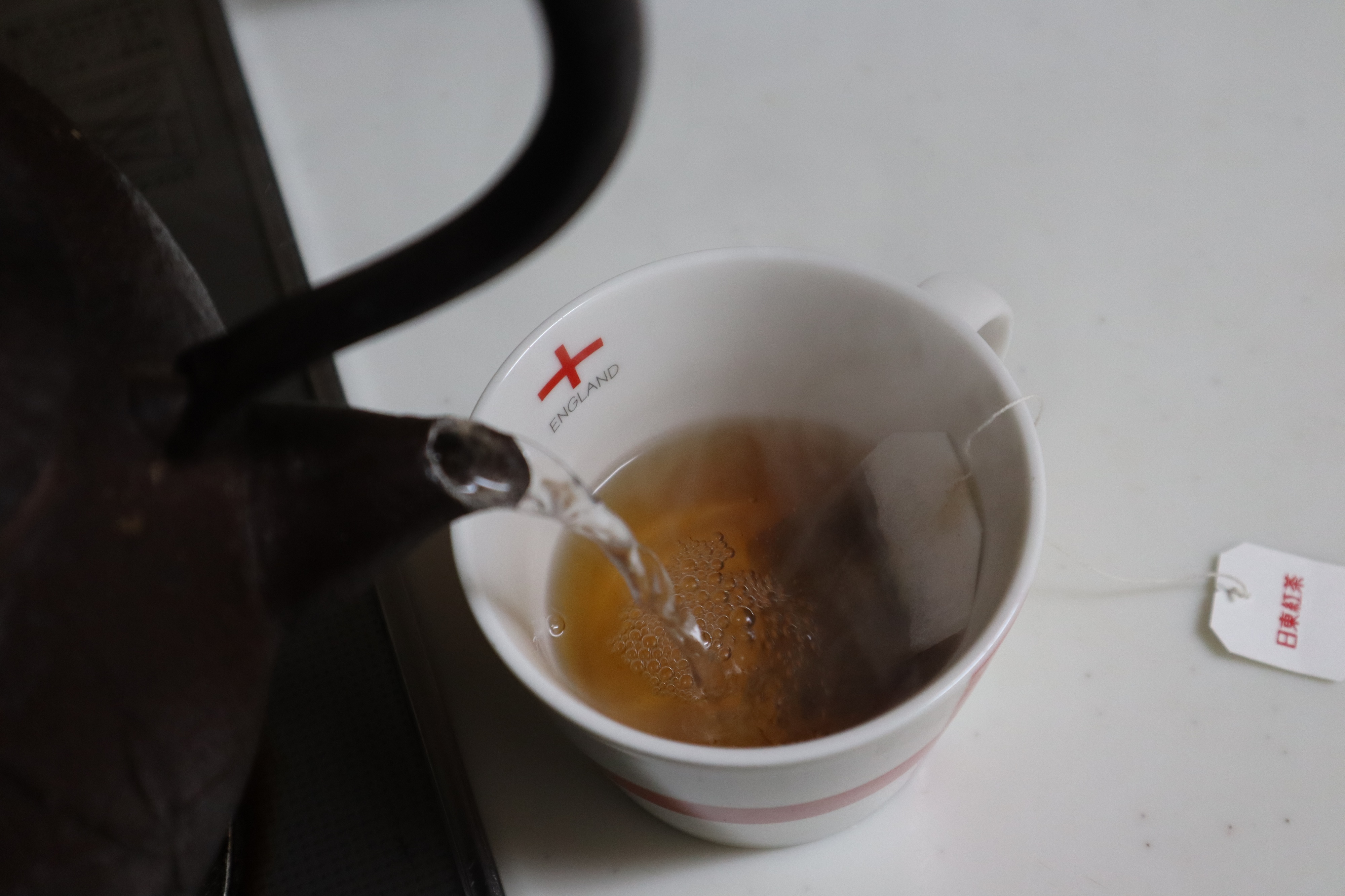 今日は外食をして家に帰り、鉄瓶でお湯を沸かして紅茶を淹れて一息つきました。