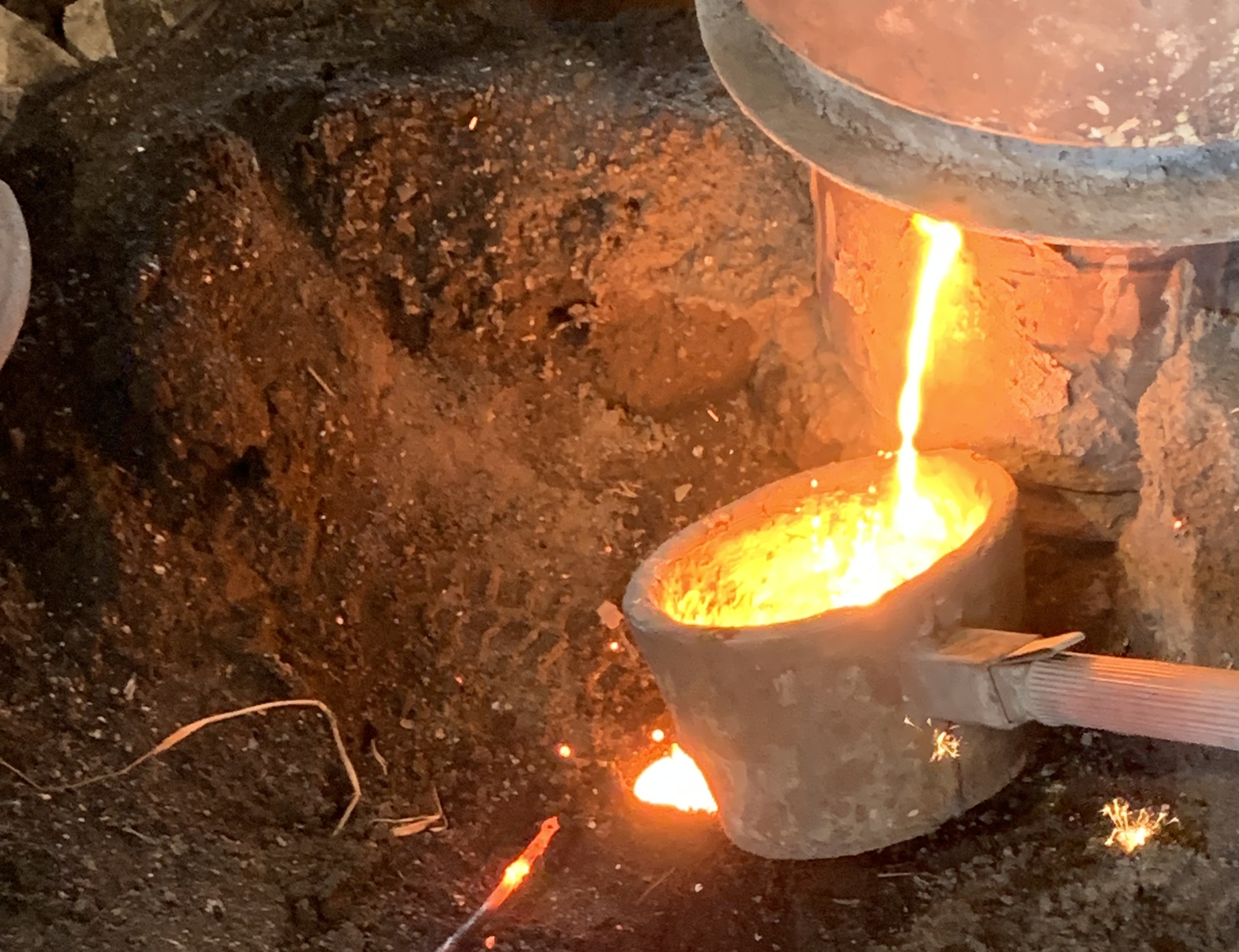 小さな南部鉄器の工房は甑で鉄を熔かします。