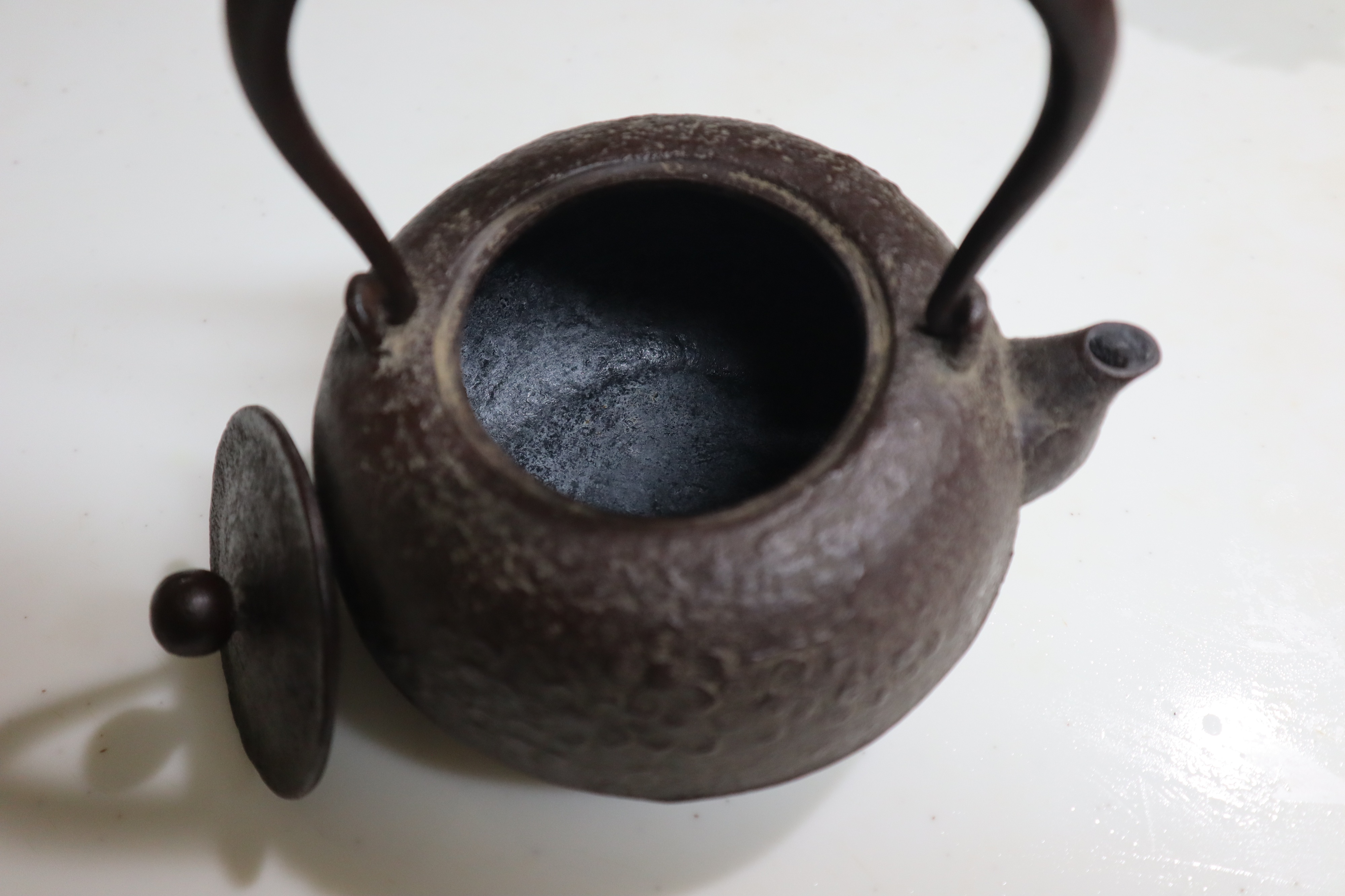 南部鉄瓶と南部鉄器の急須の違いを説明します。