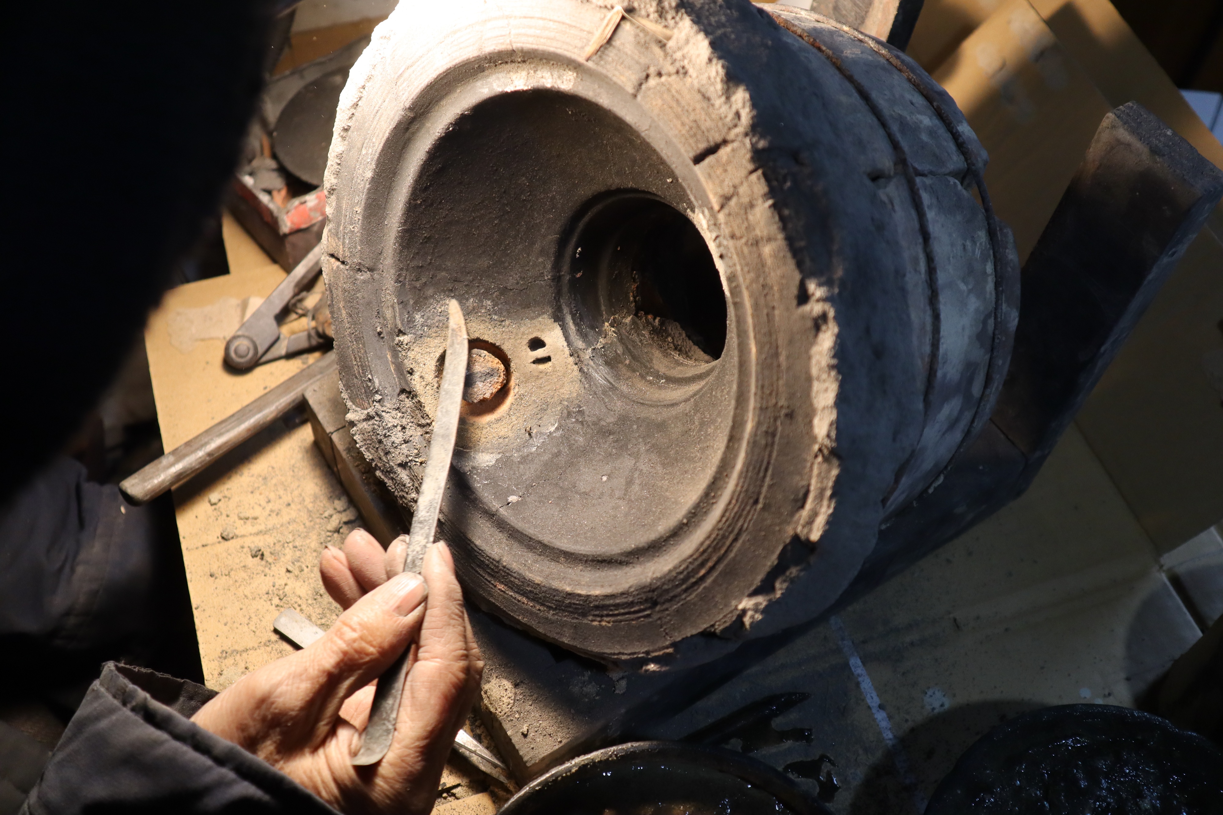 手作りで作る伝統的製法焼型鉄瓶の作り方を紹介します。ー本体中編ー