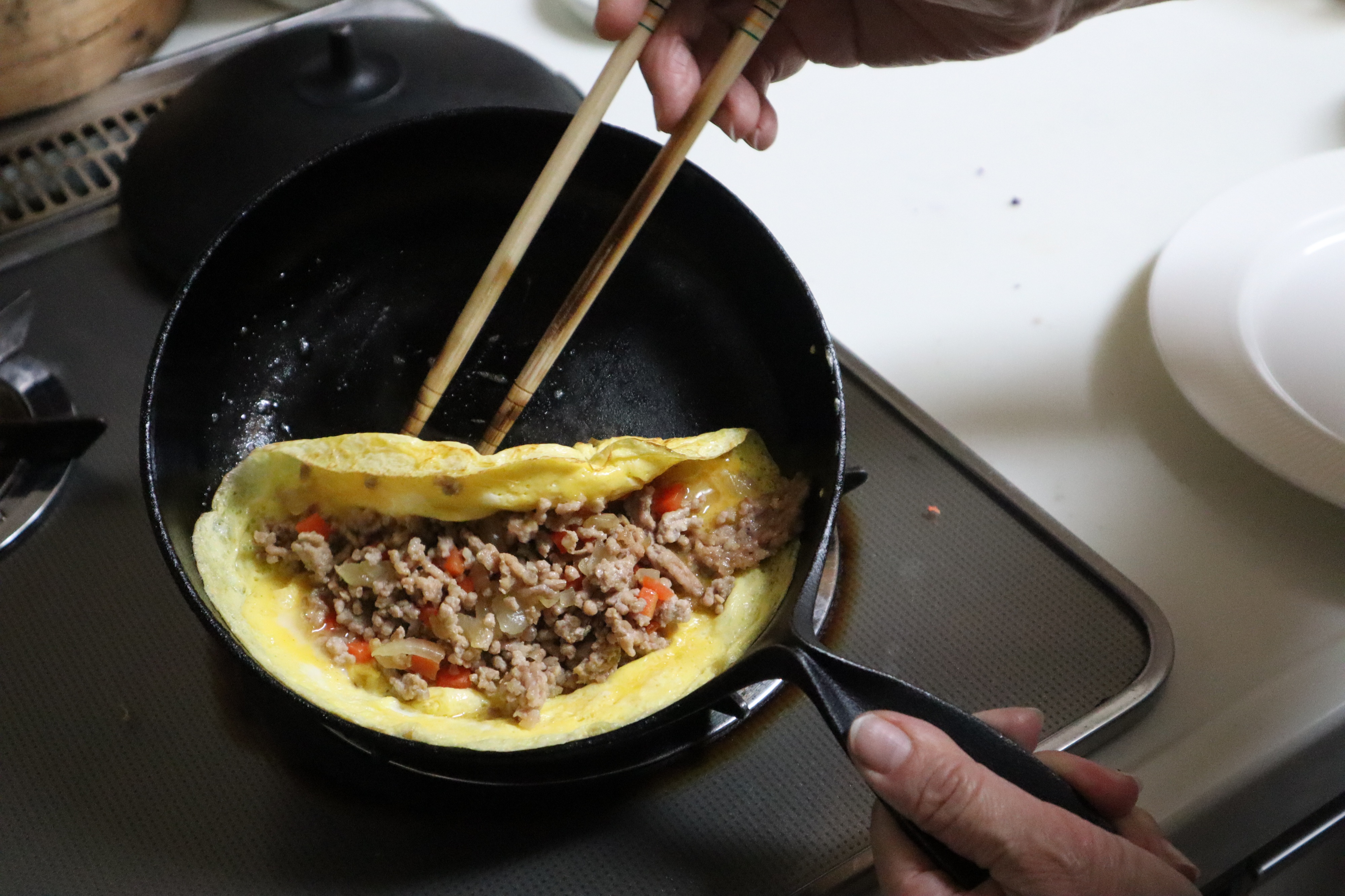 我が家の今日の夕食は南部鉄器のフライパンで挽肉入りオムレツを作りました