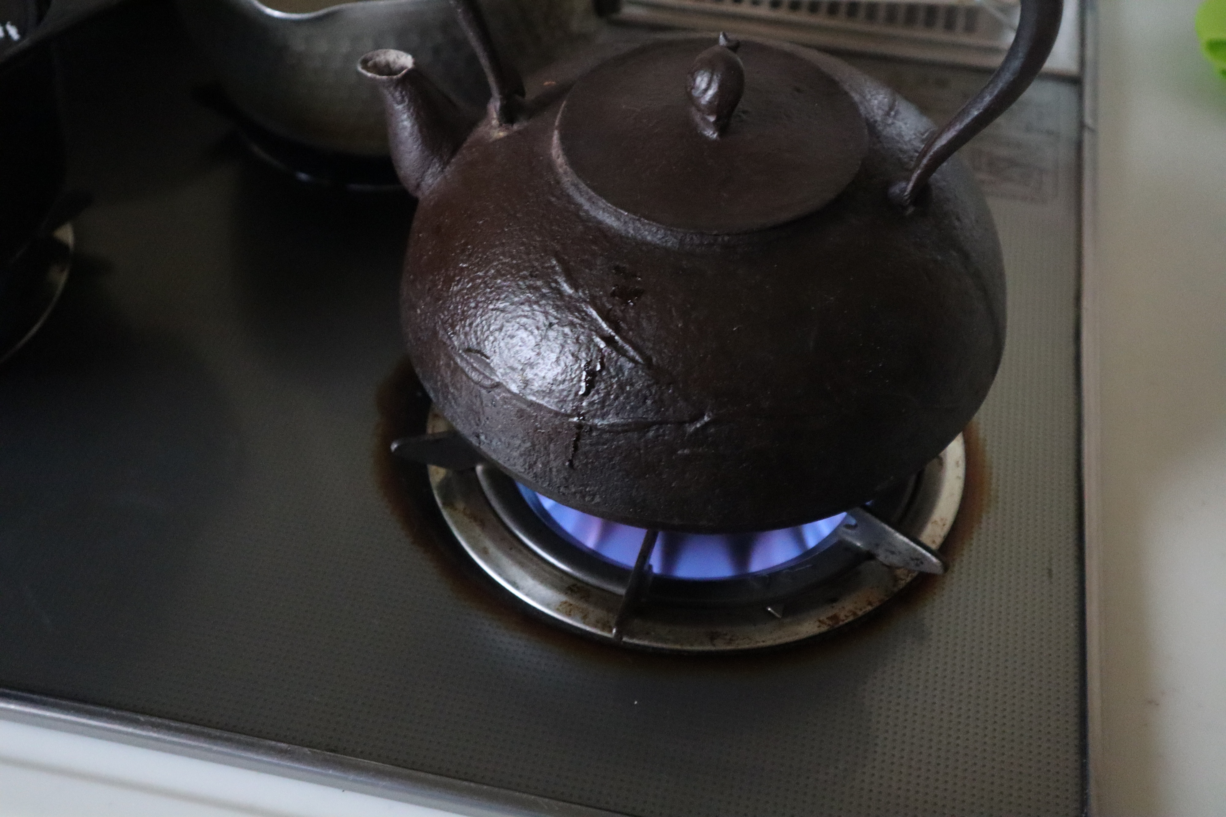 今日も朝は健康維持に鉄瓶で白湯を作り鉄鍋でご飯を炊きます。