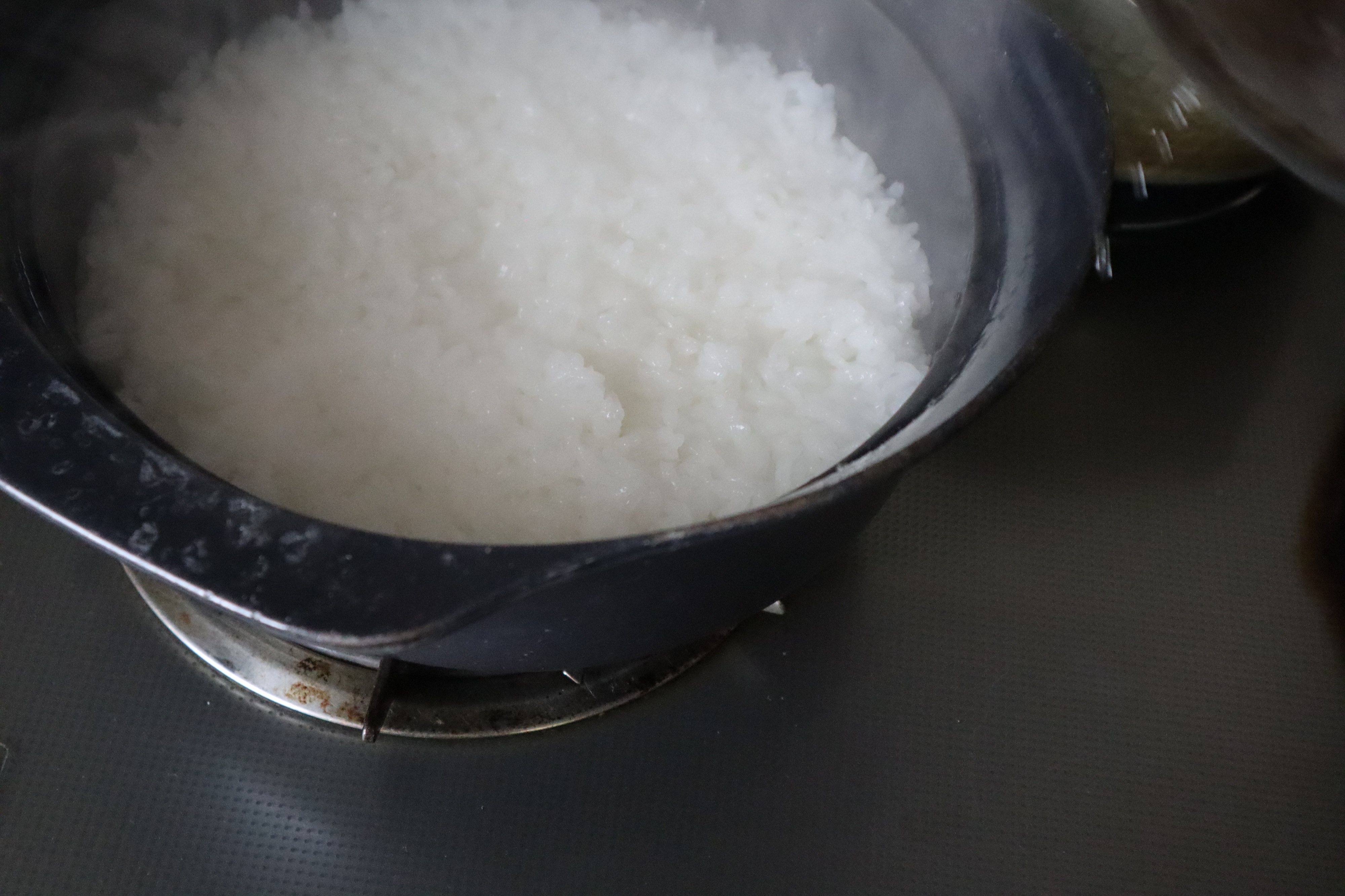 今日の朝は、トランプ関税で株価下落ですが、南部鉄瓶で白湯を作り南部鉄器で料理します。