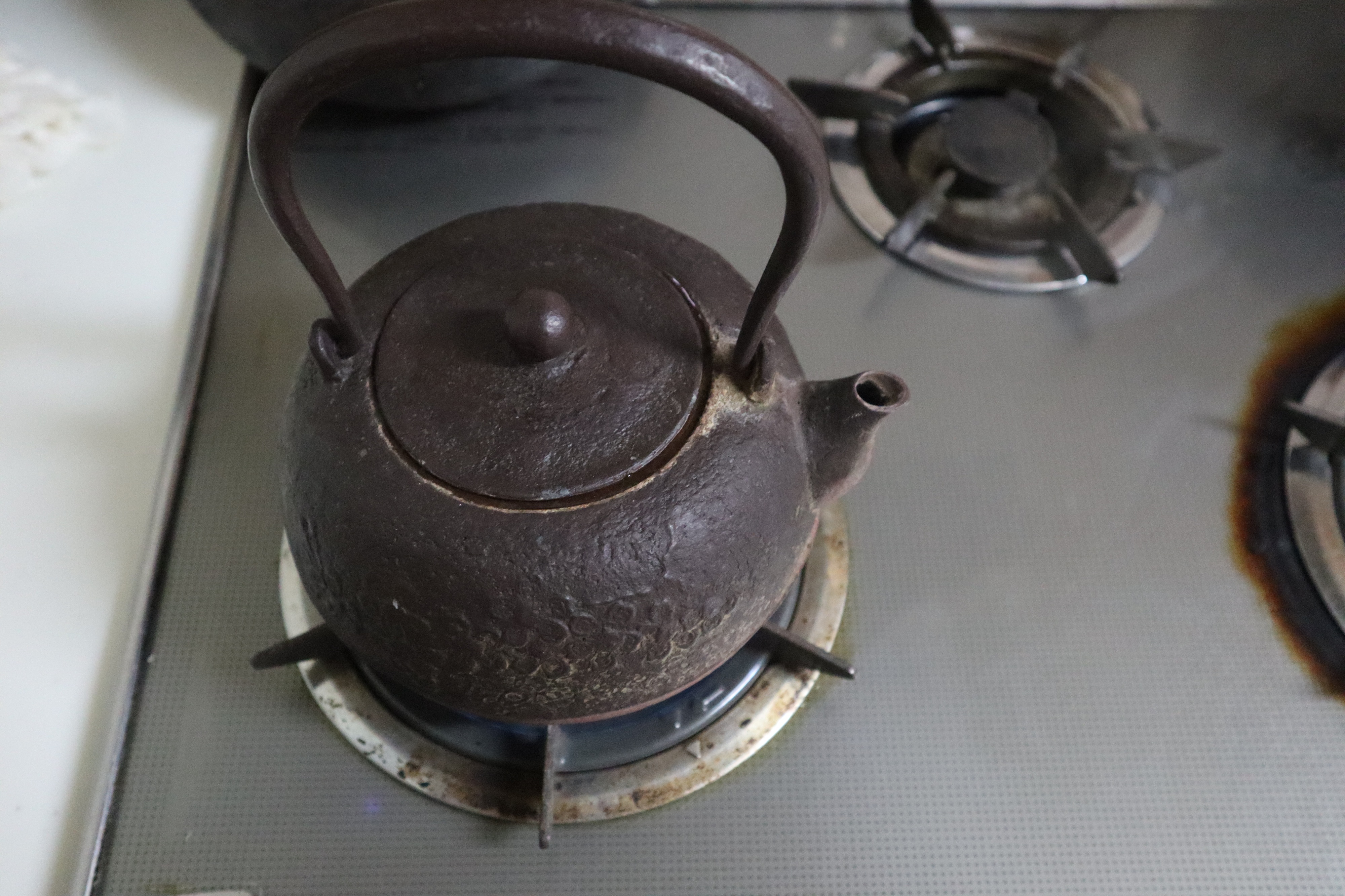 我が家の鉄瓶との暮らしを通じて鉄瓶の使い方やお手入れを紹介します
