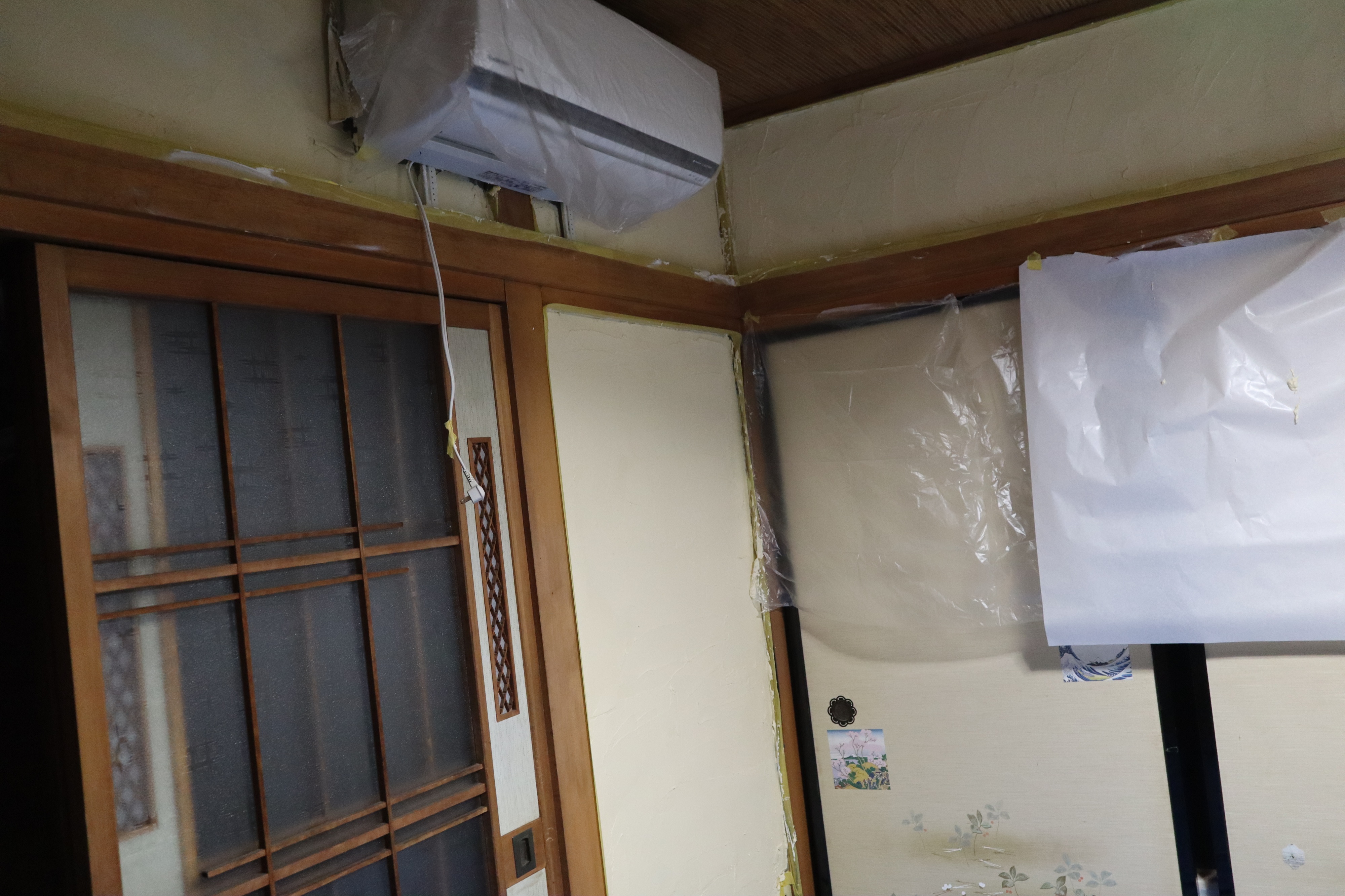 GWに鉄瓶ギャラリーを作ろうと、茶の間の壁に漆喰を塗りました。