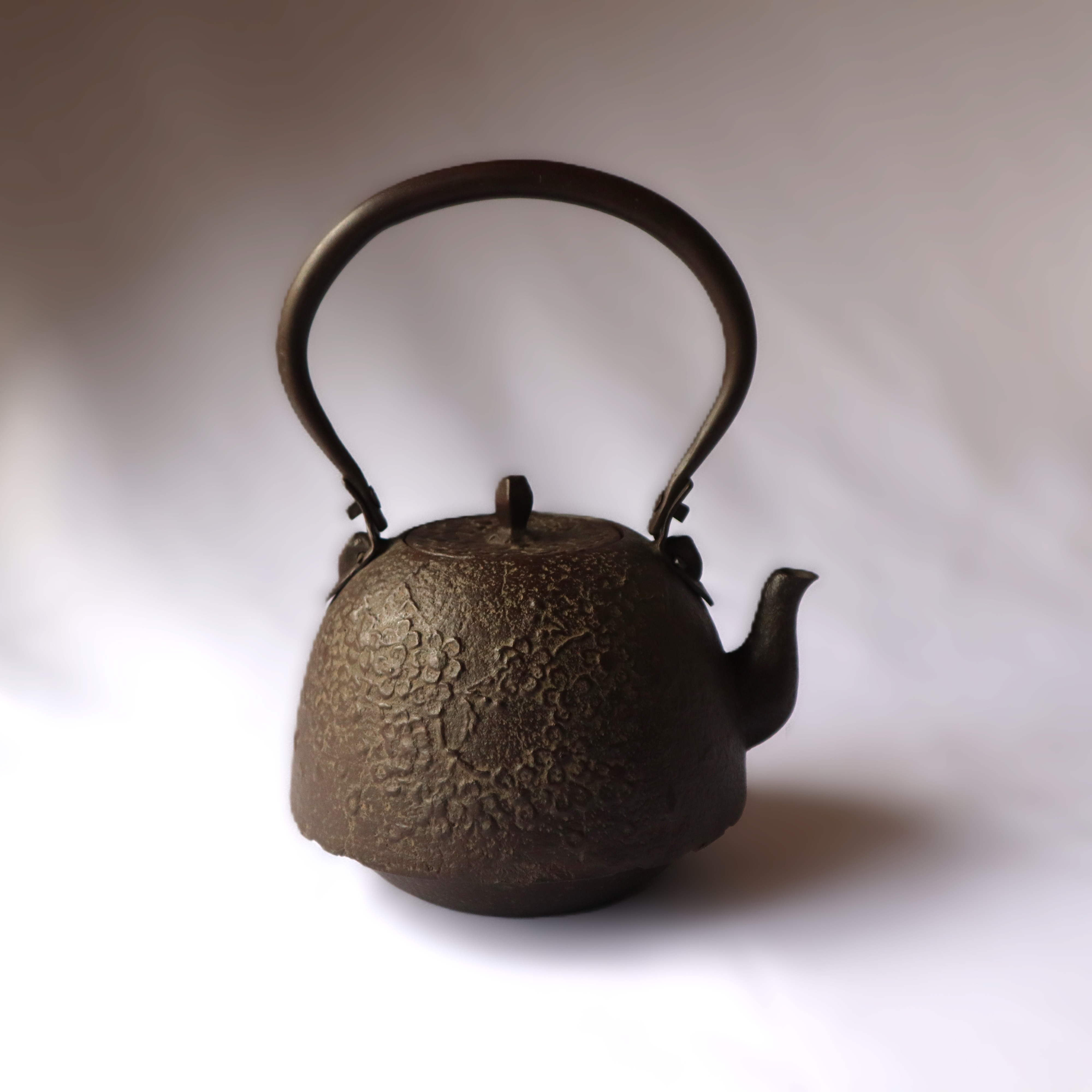 及鉄鋳造所宝鉄堂の南部形総桜鉄瓶は春の桜の季節に古典的な形が似合います