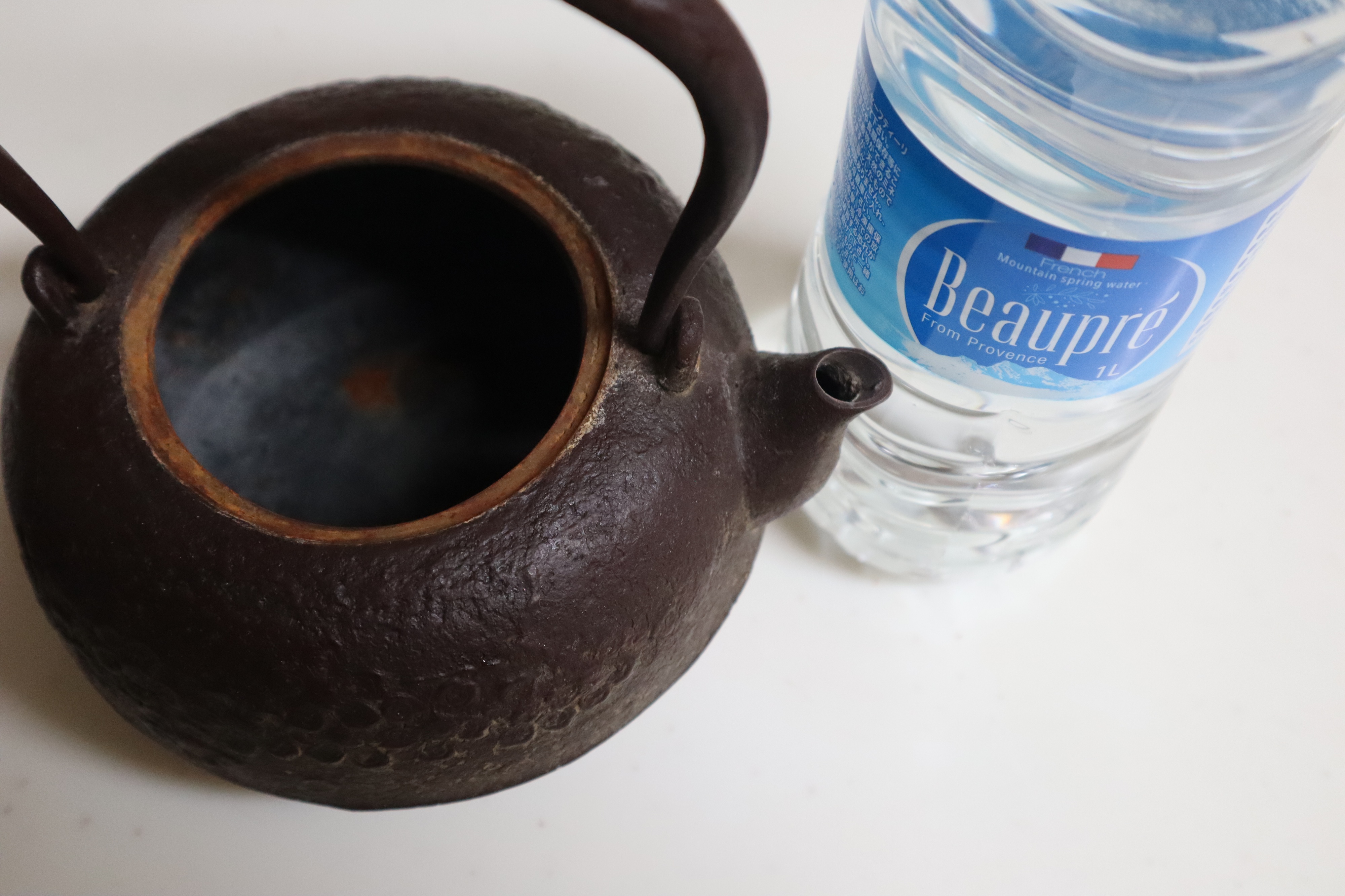 硬水のミネラルウォーターで鉄瓶とステンレスのドリップポットで沸かしたお湯の味を比べてみました