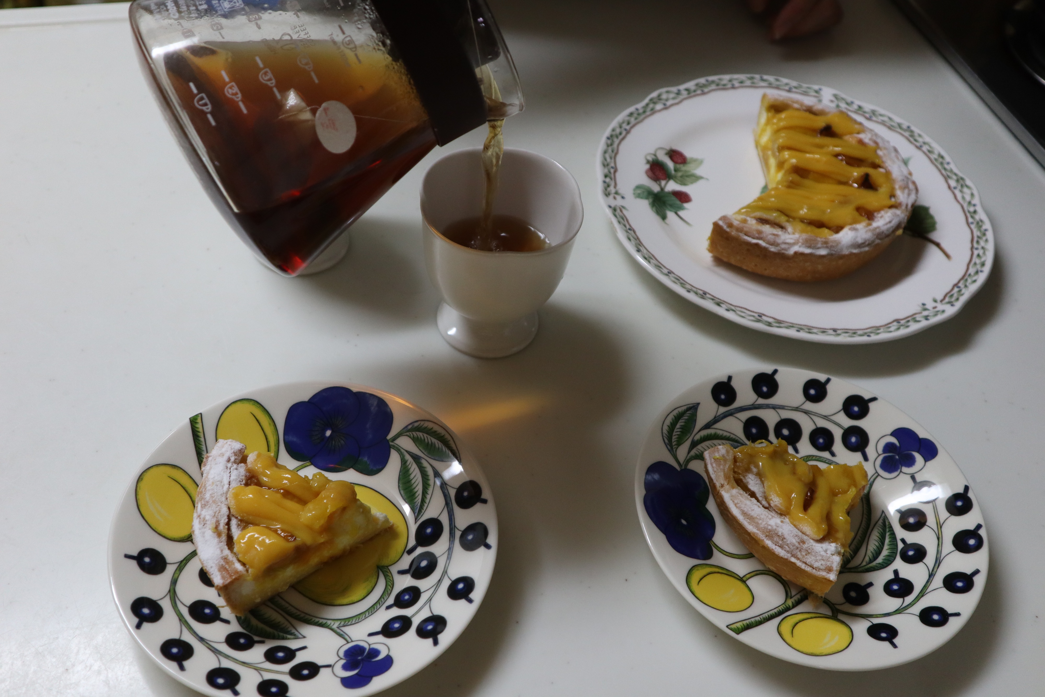今週は奥さんの誕生日で、鉄瓶で沸かしたお湯で紅茶を淹れて、ケーキと合わせました。