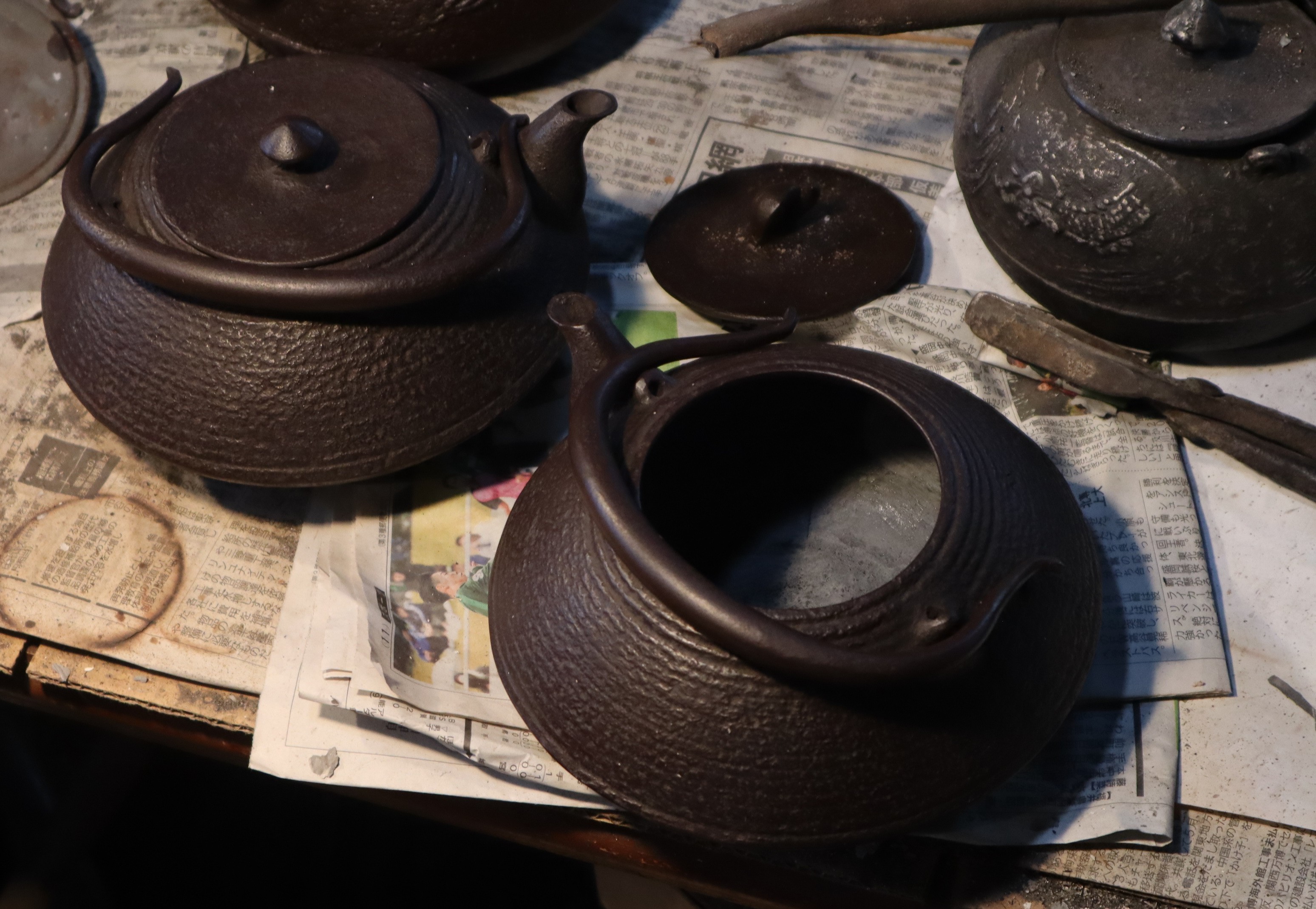 錆色の鉄瓶は鉄が月日が経つと出来る自然な色です。