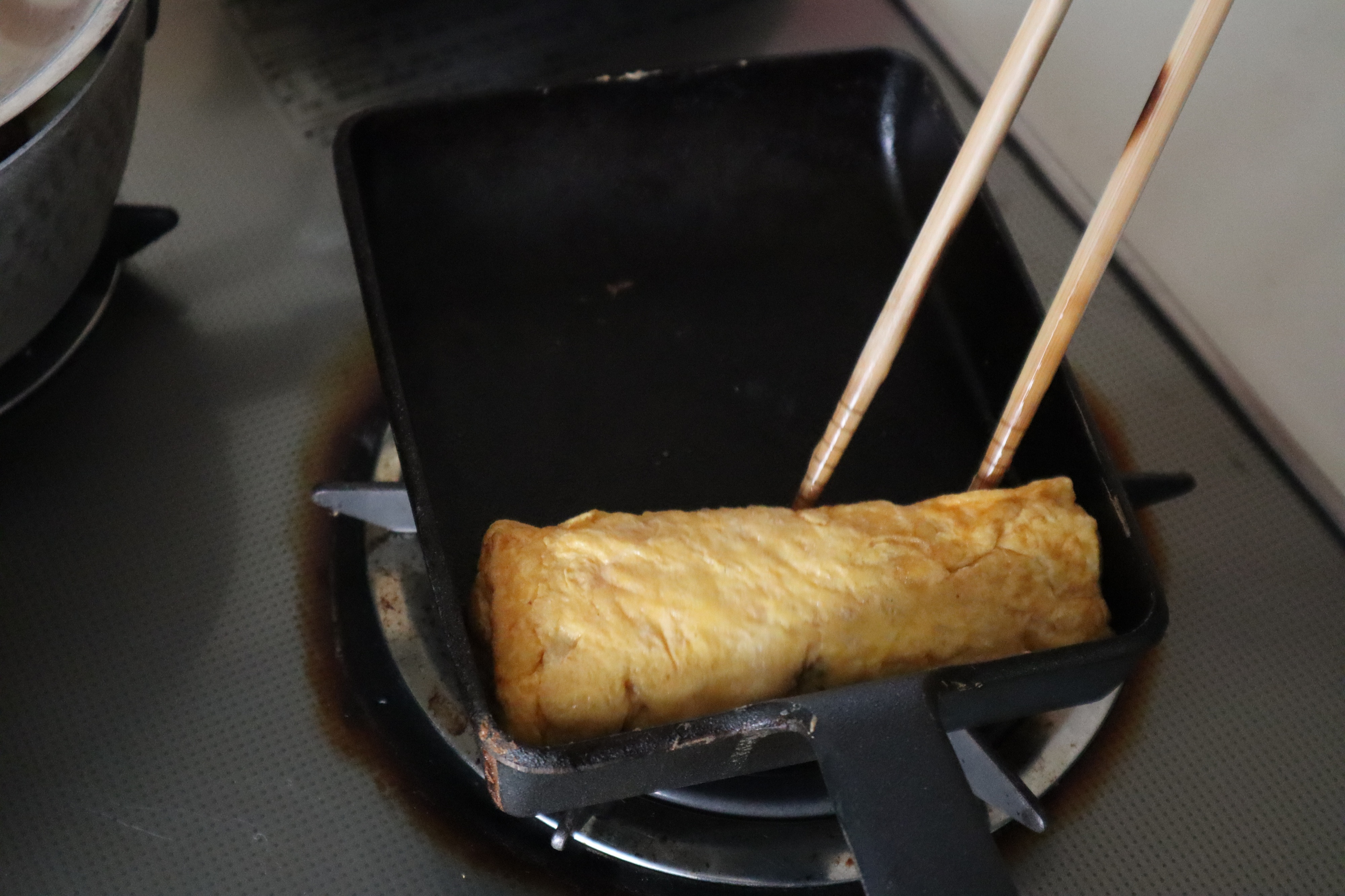 朝は今日もいつものよう南部鉄瓶でお湯を沸かし、今日は卵焼きはいつもと変え南部鉄器の玉子焼き器で焼きま