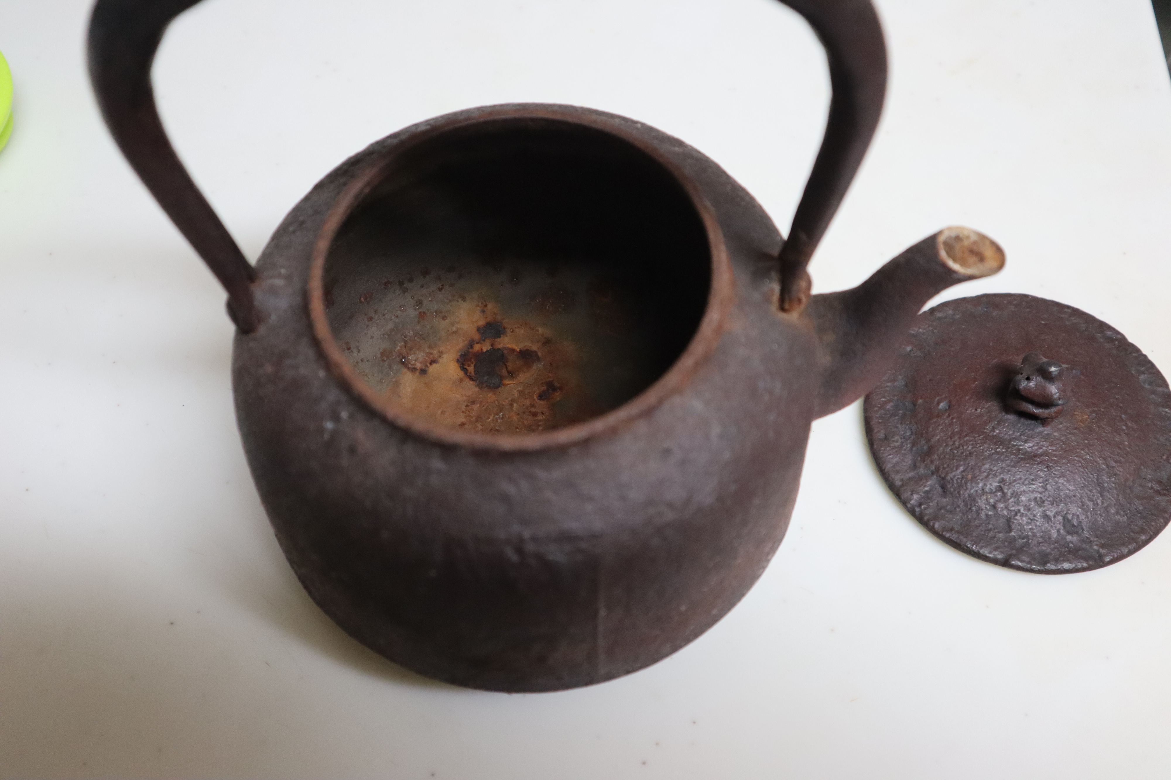 中が錆びた鉄瓶の錆の取り方