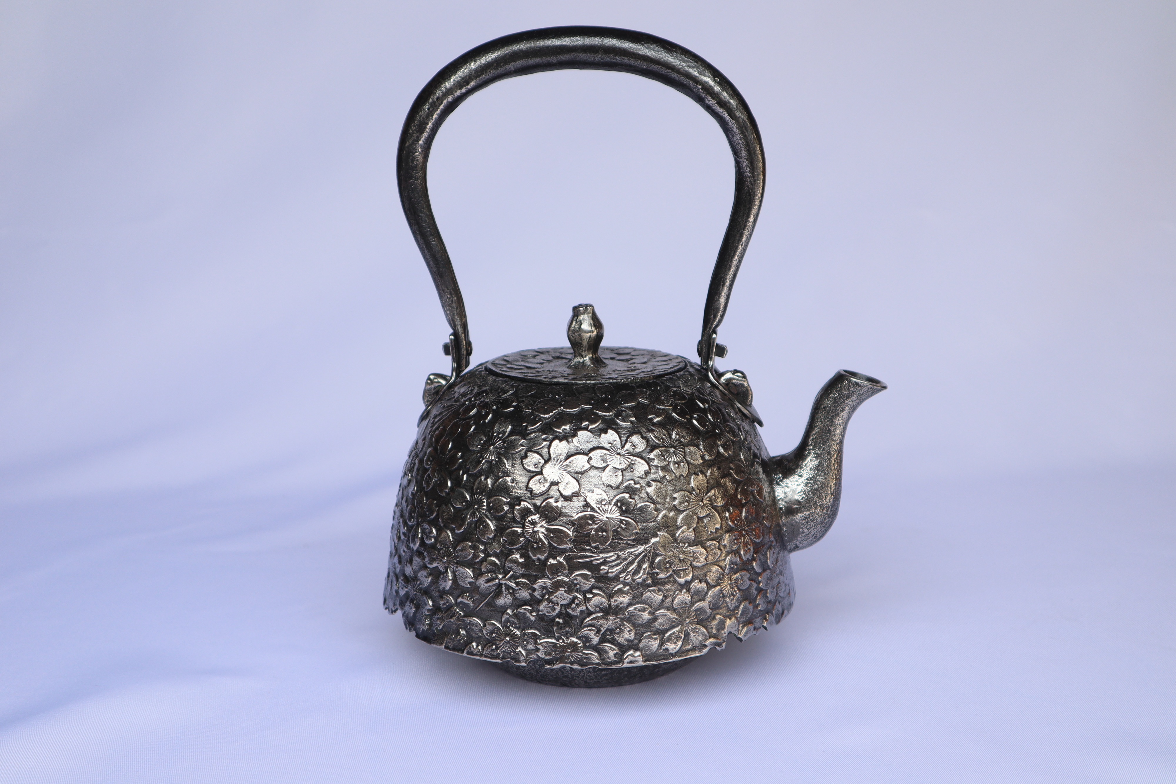 及鉄鋳造所宝鉄堂は錆色の鉄瓶以外に砂鉄製鉄瓶も作ってます。