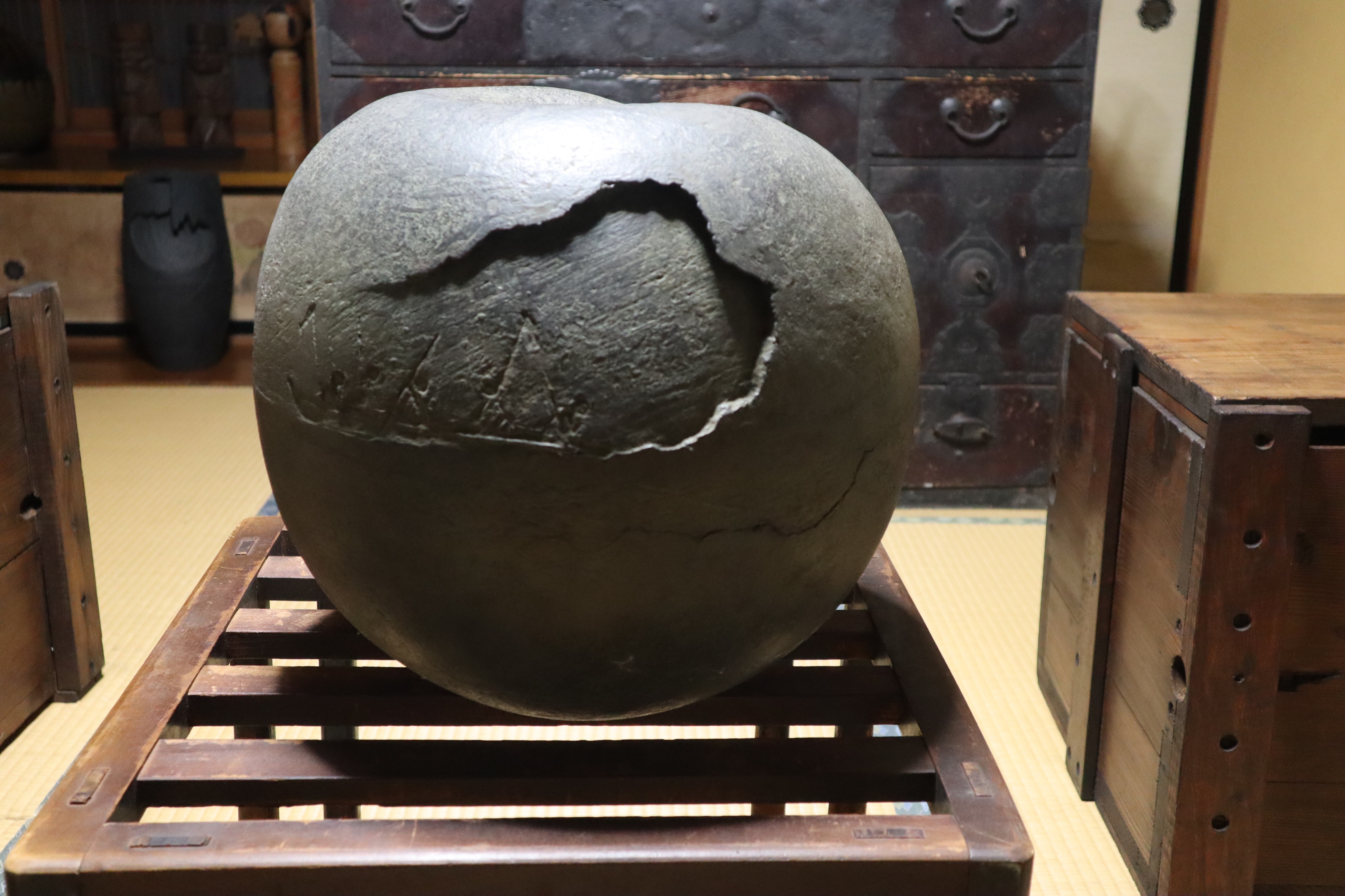 手作りで南部鉄瓶を作る及鉄鋳造所宝鉄堂は今も昔の雰囲気を伝えます。