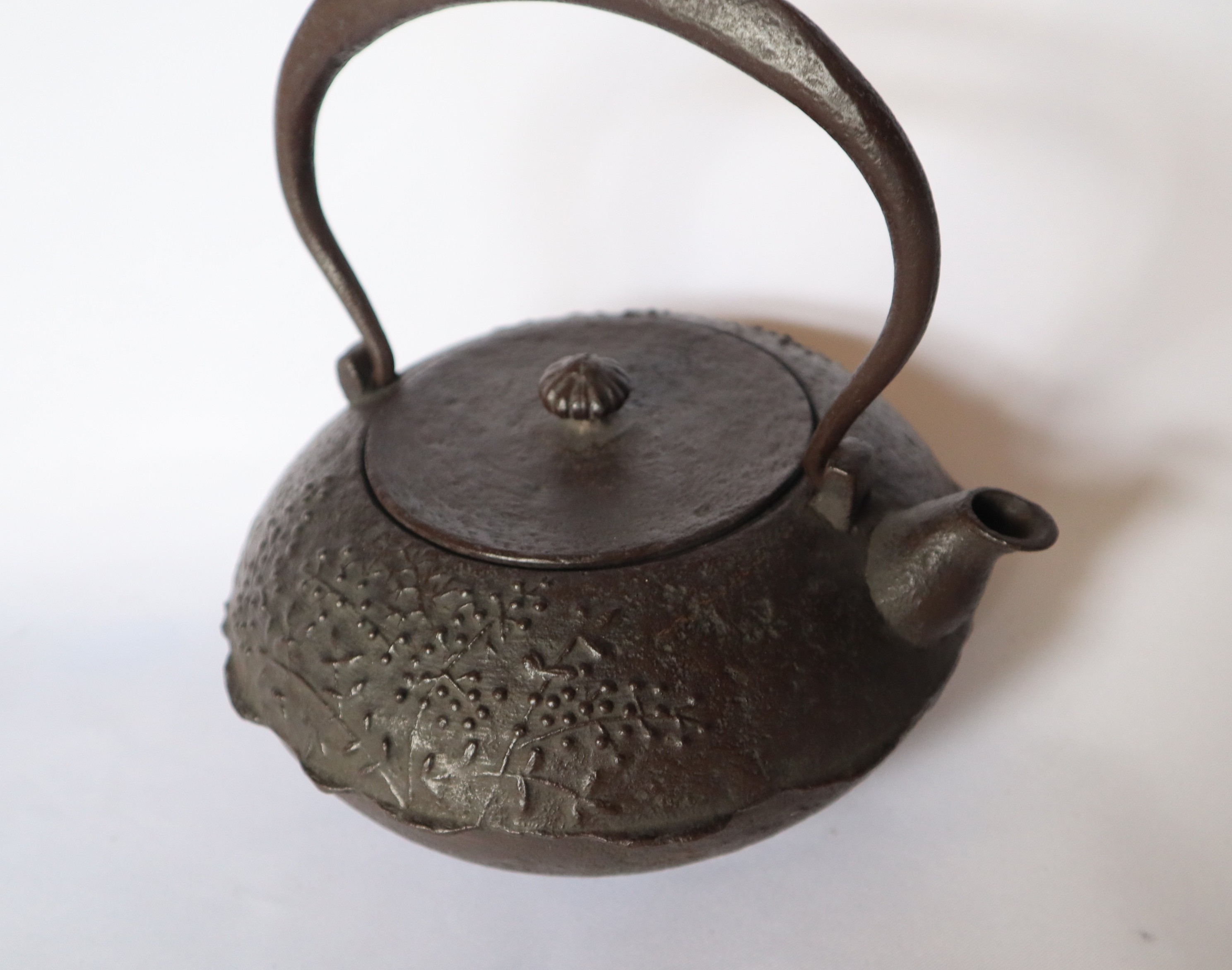 これからの季節にお勧めの鉄瓶は掻羽南天鉄瓶