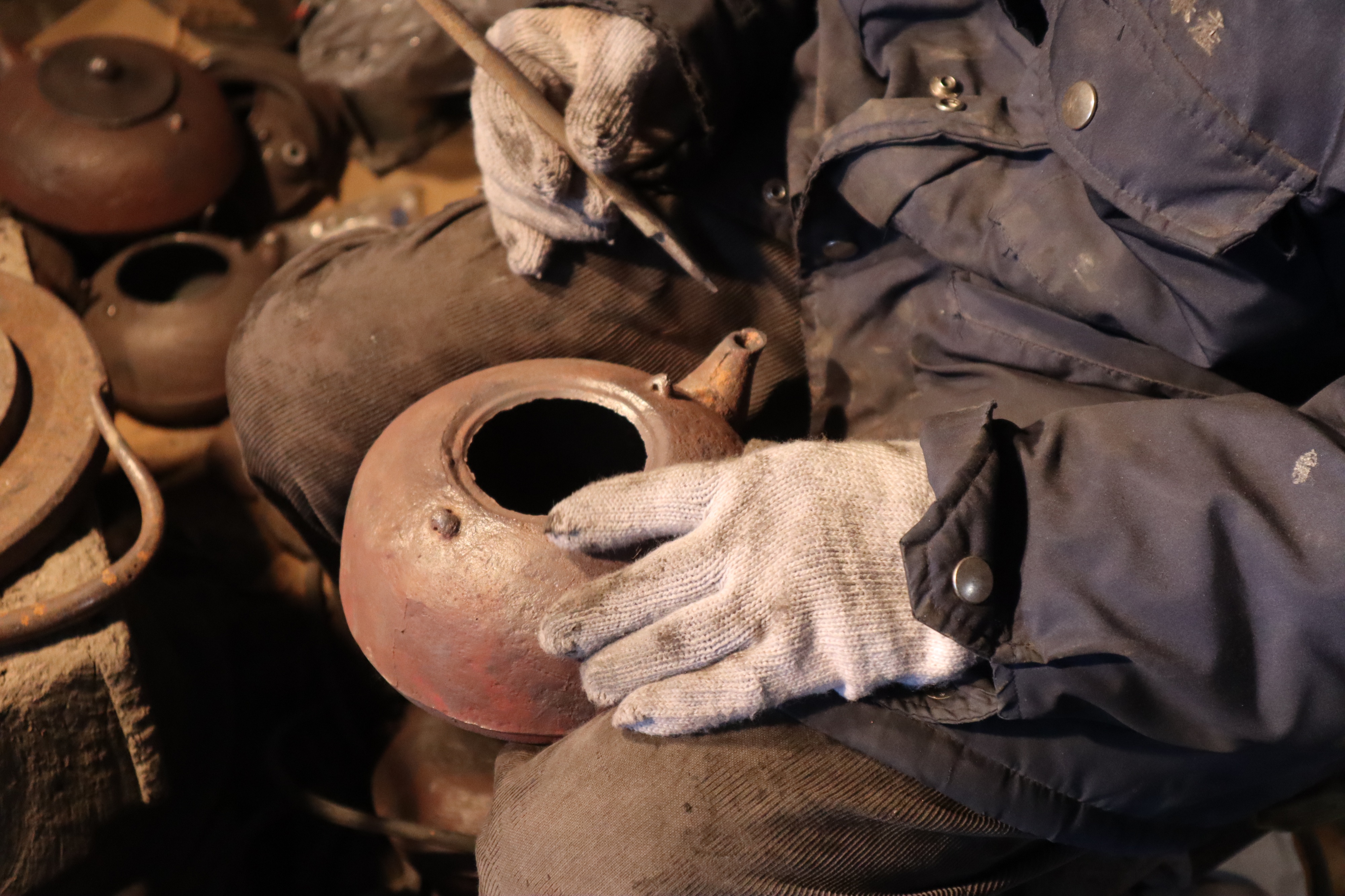 及鉄の南部鉄瓶は江戸時代から続く伝統的製法の焼型で作り、一つ一つ丁寧に手で仕上げます。
