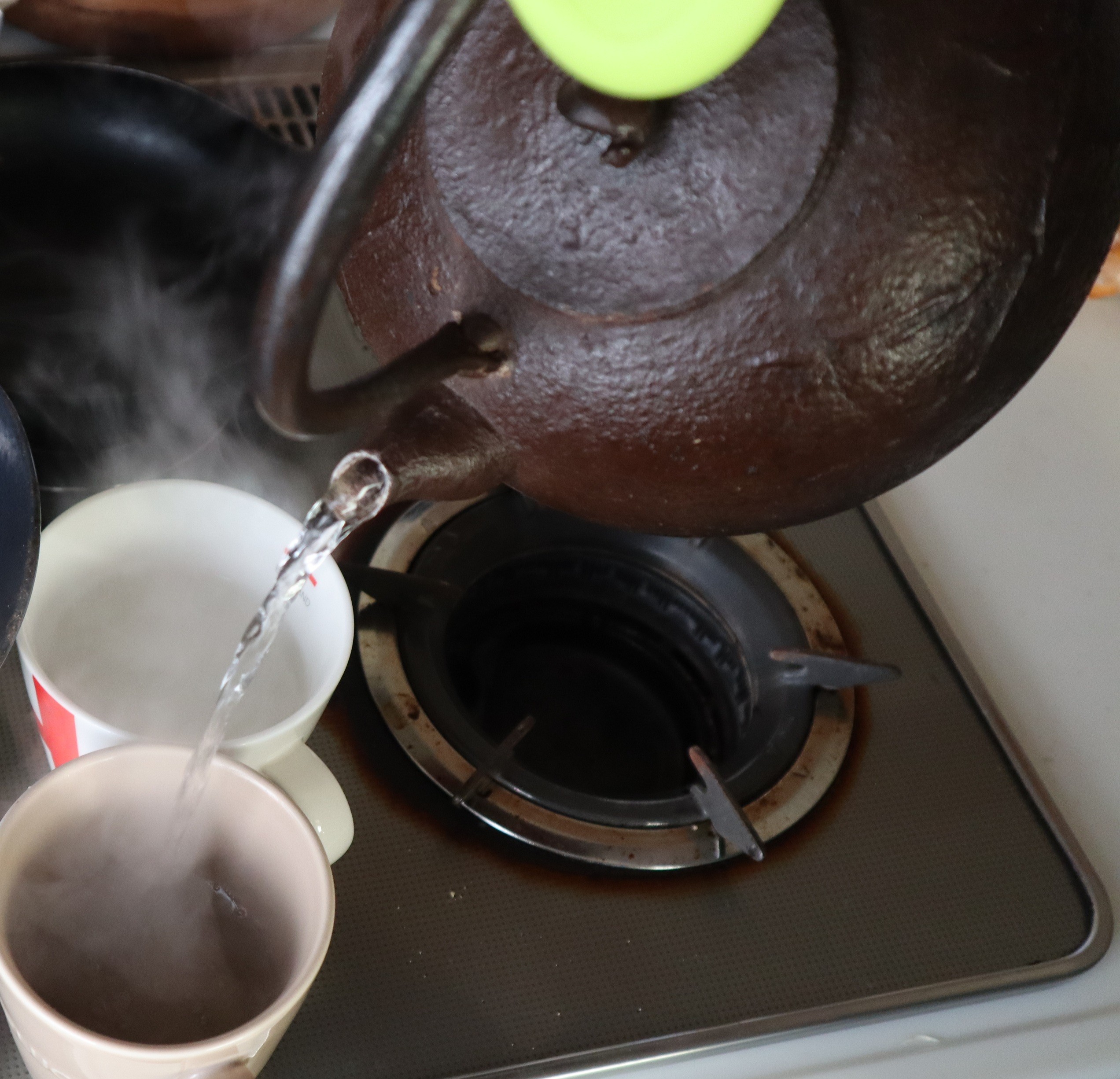 今年も朝は鉄瓶でお湯を沸かして白湯を作る事から始まります。