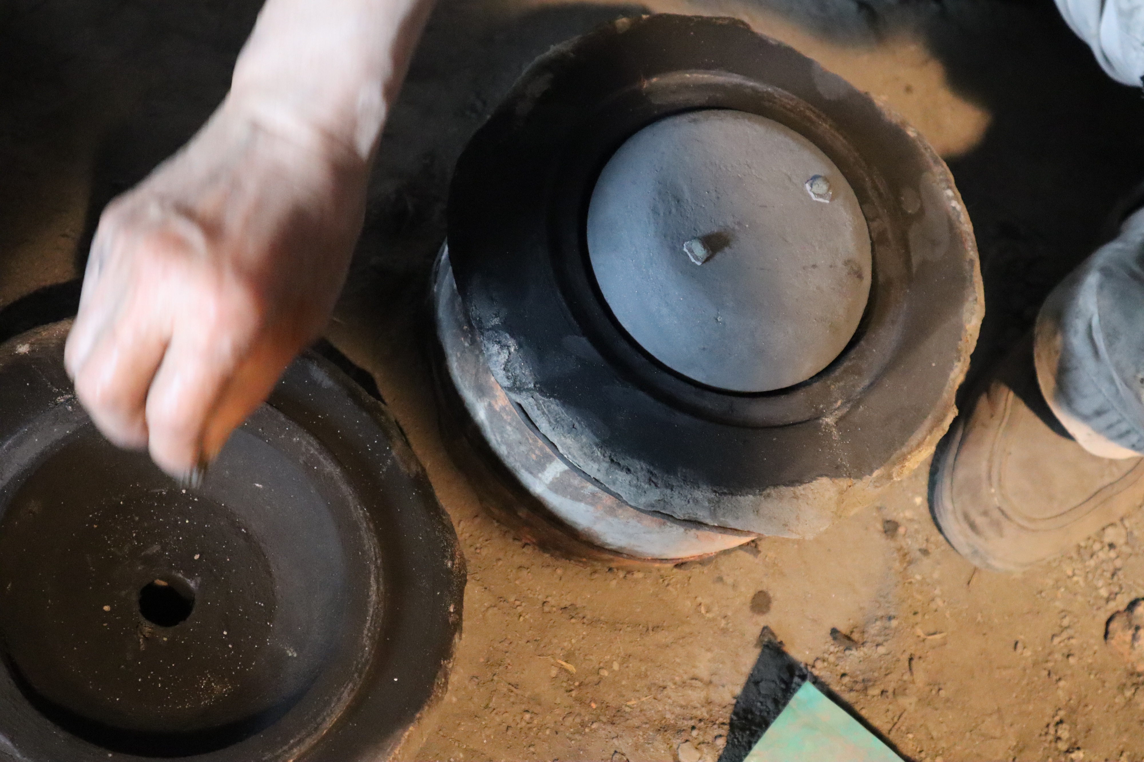 及鉄鋳造所宝鉄堂の作業風景を通して南部鉄瓶の作り方を紹介します。