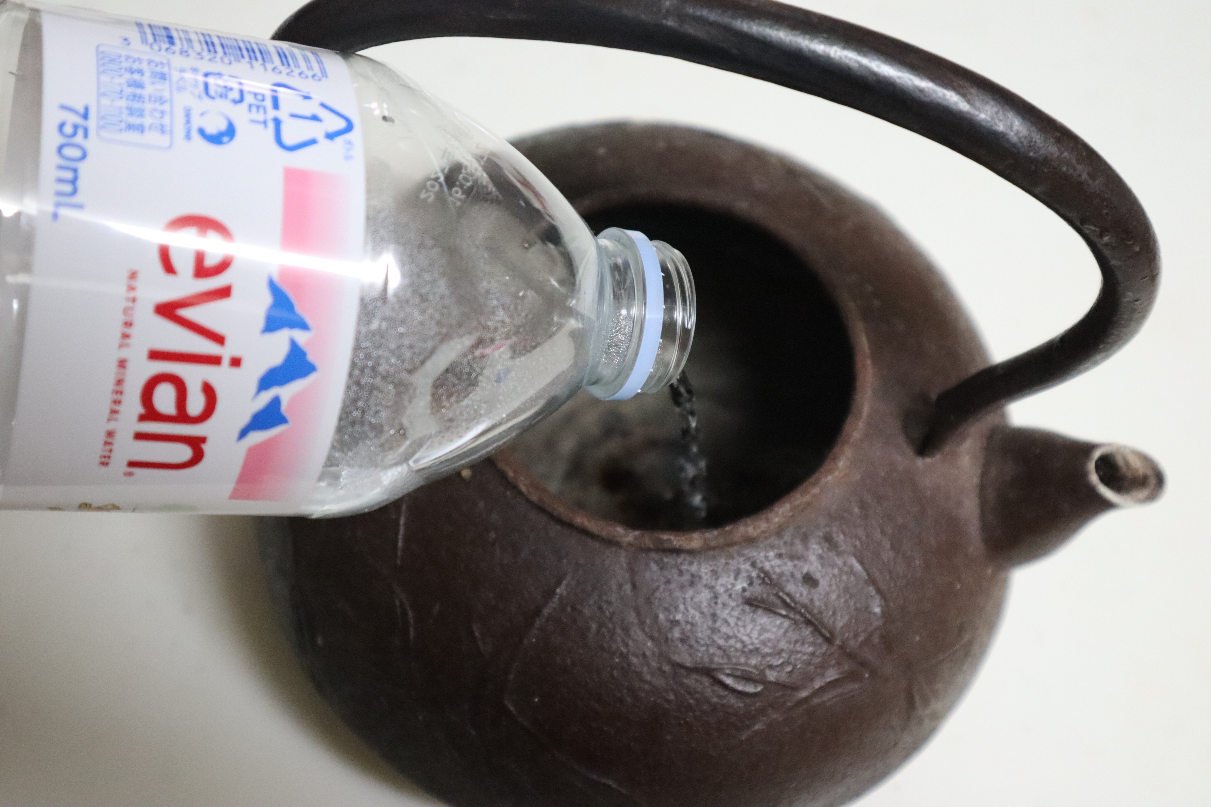 今回は非常な硬水のエビアンと軟水の我が家の自家水道の水を南部鉄瓶で沸かして味を比べました