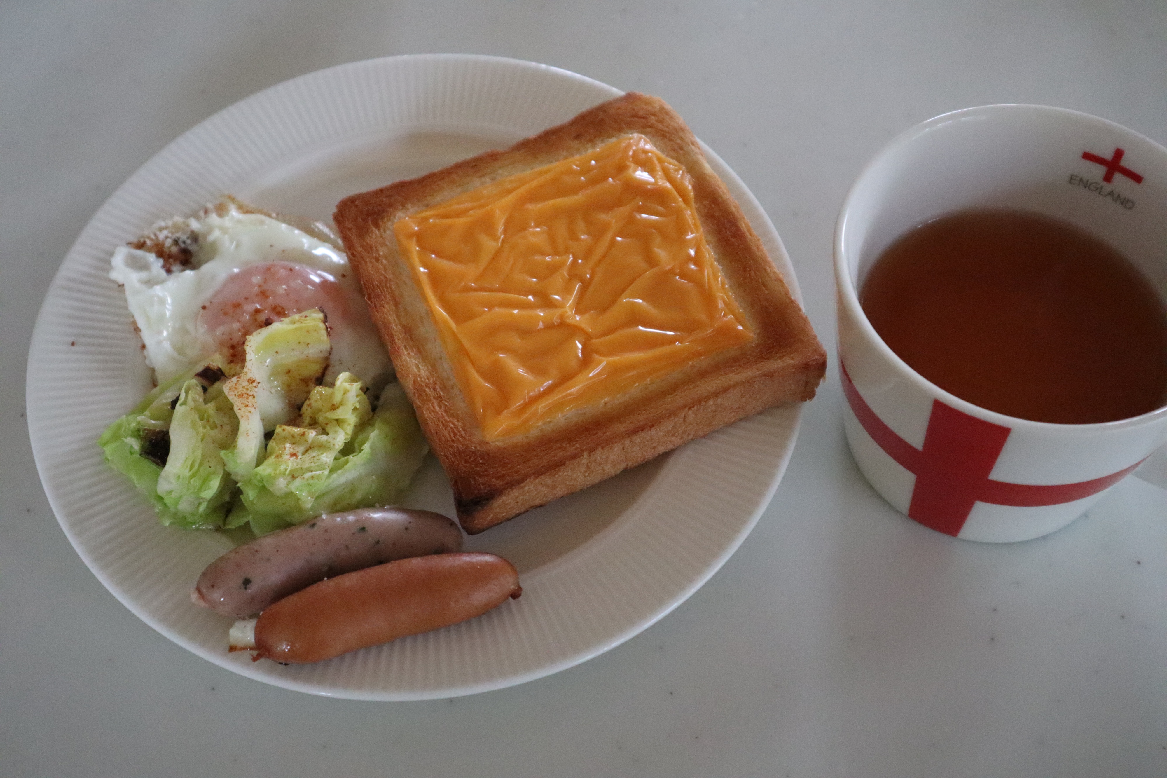今日は日曜日、我が家の休日の朝食はパン食で、パンと一緒に南部鉄器で料理