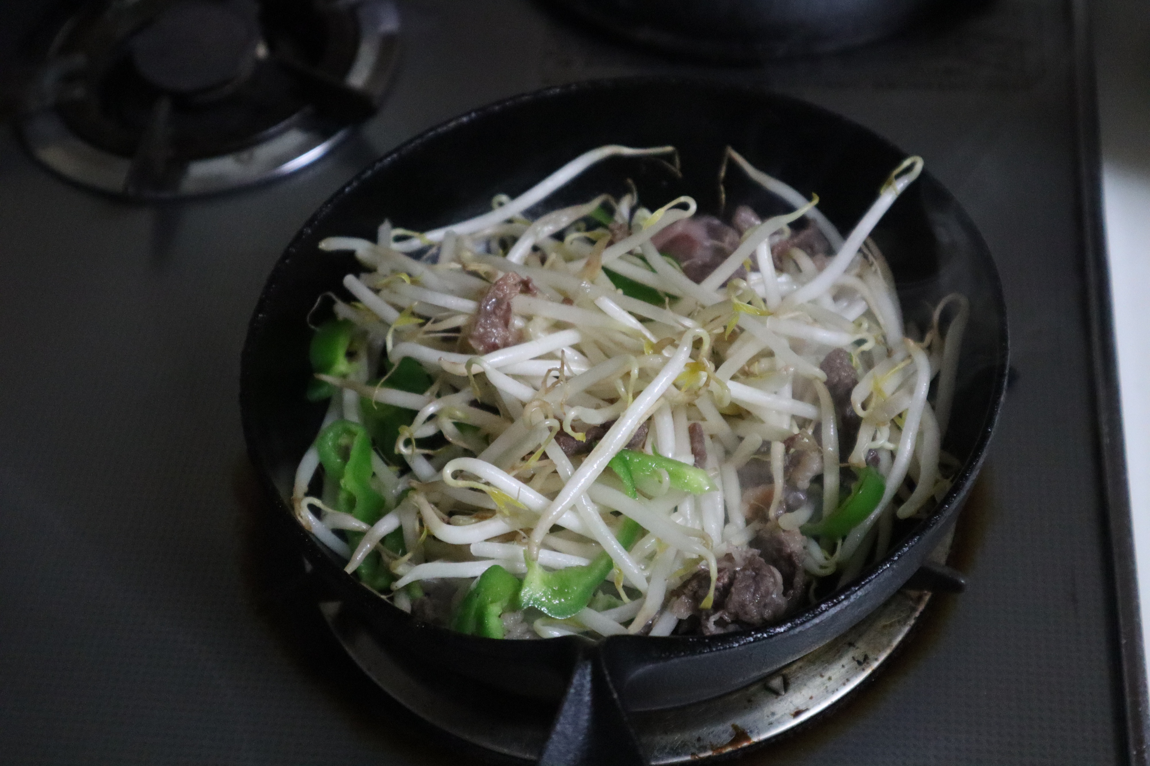 ひとりの時の夕飯は南部鉄器で男飯